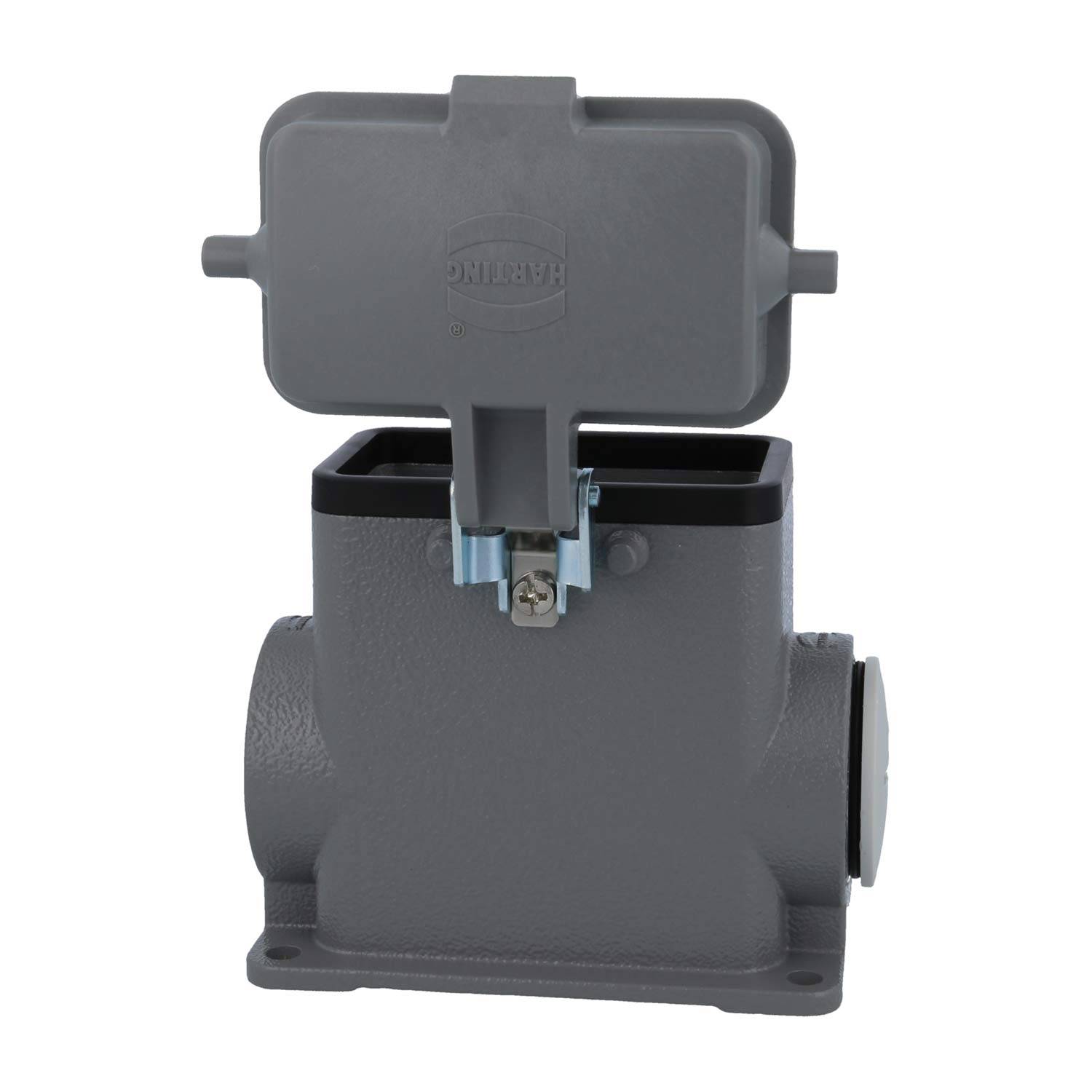 Ein grauer, robuster Elektroschrank mit offener Oberseite, der eine montierte Verschlussvorrichtung und einen geschützten Innenraum zeigt.