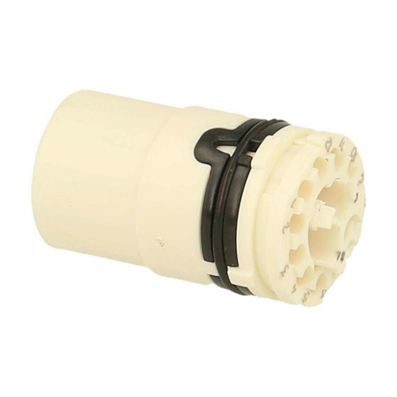 „Ein beiger zylindrischer Autoteil mit einer schwarzen Anbringung, der an einem Ende getriebeähnliche Komponenten aufweist.