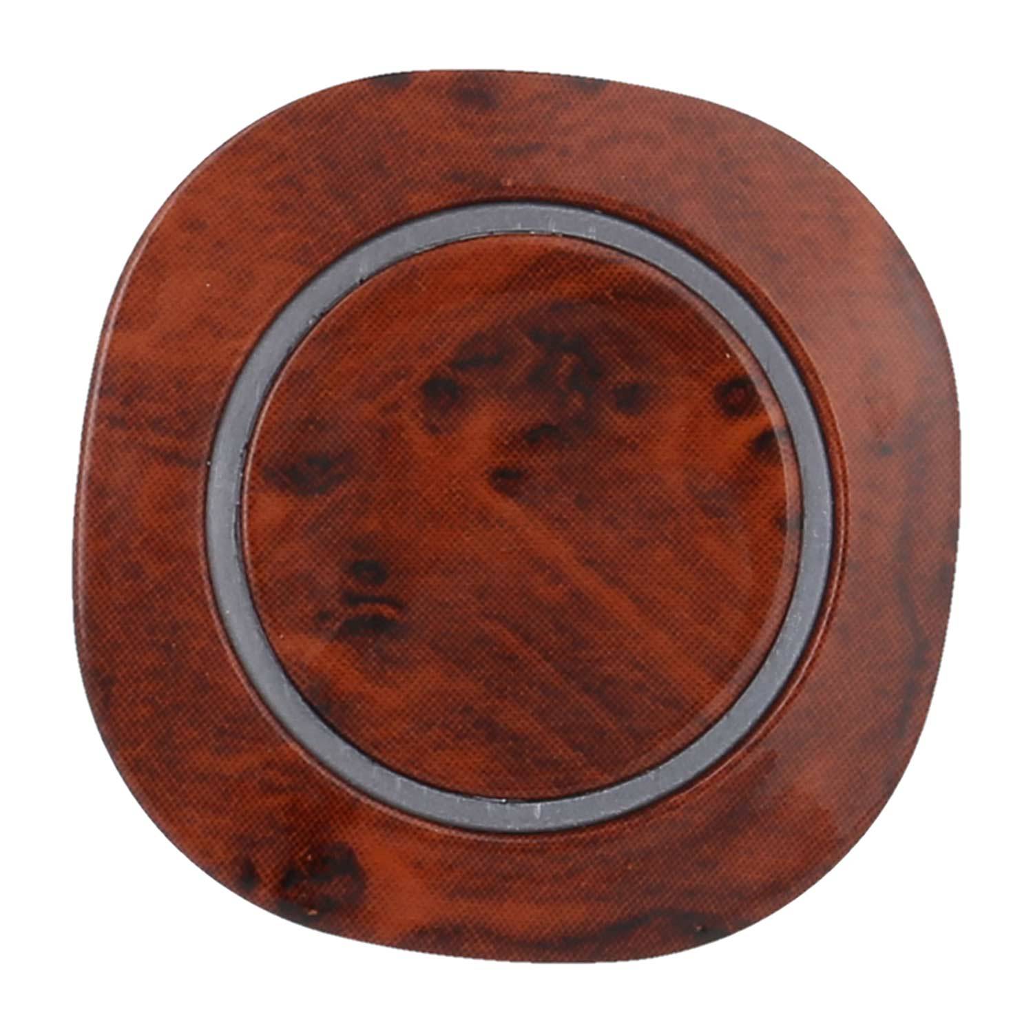 Ein rundes, dunkelbraunes, strukturiertes Knopf, der Holz ähnelt, vor einem quadratischen Hintergrund.