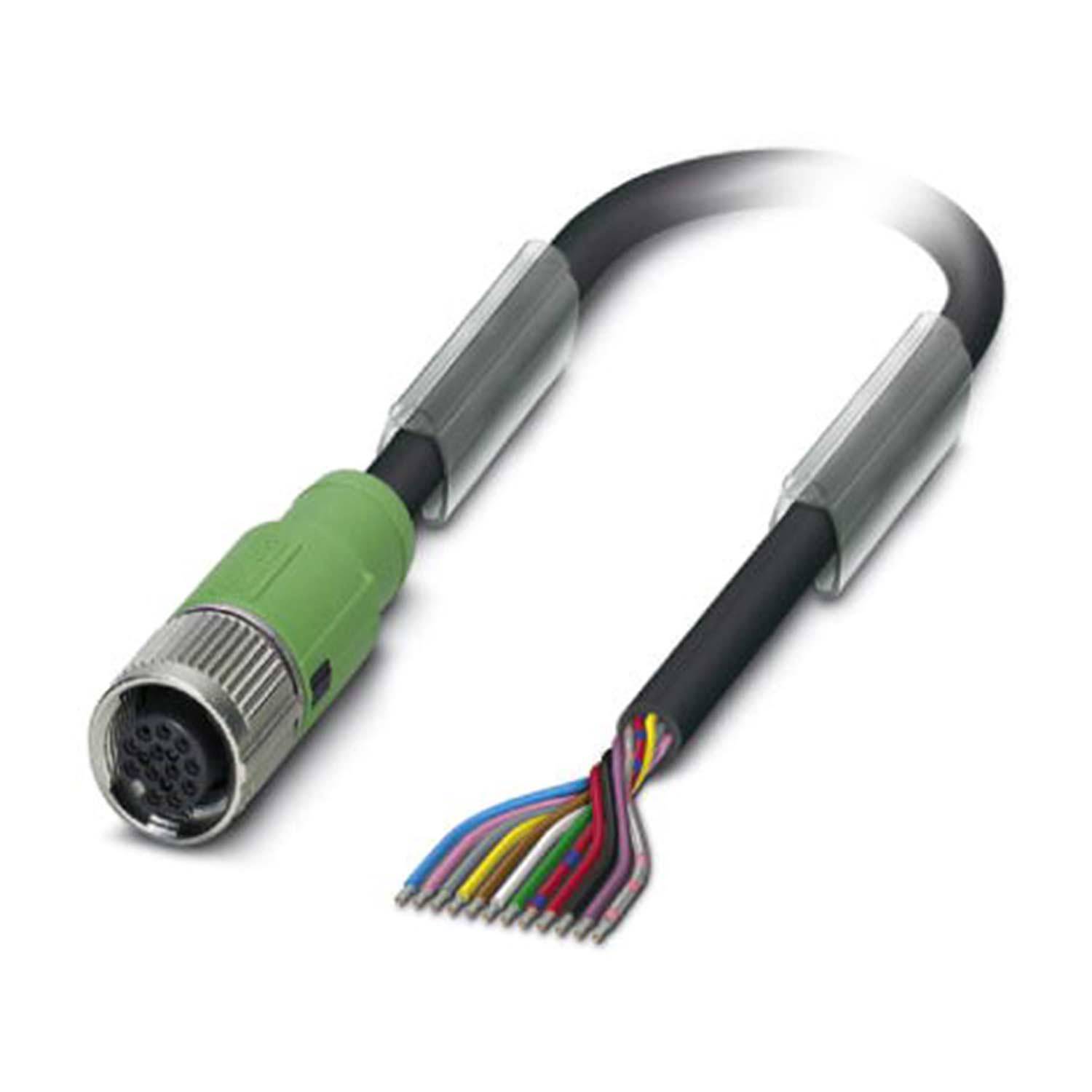 Ein Kabel mit einem Anschluss an einem Ende und freigelegten mehrfarbigen Drähten am anderen Ende. Der Anschluss ist grün und metallic.