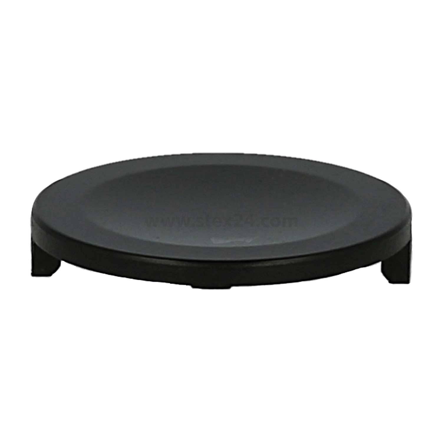 Eine kreisförmige schwarze Abdeckung, leicht auf drei kleinen Beinen erhöht, die verwendet wird, um eine Öffnung zu schließen oder zu schützen.