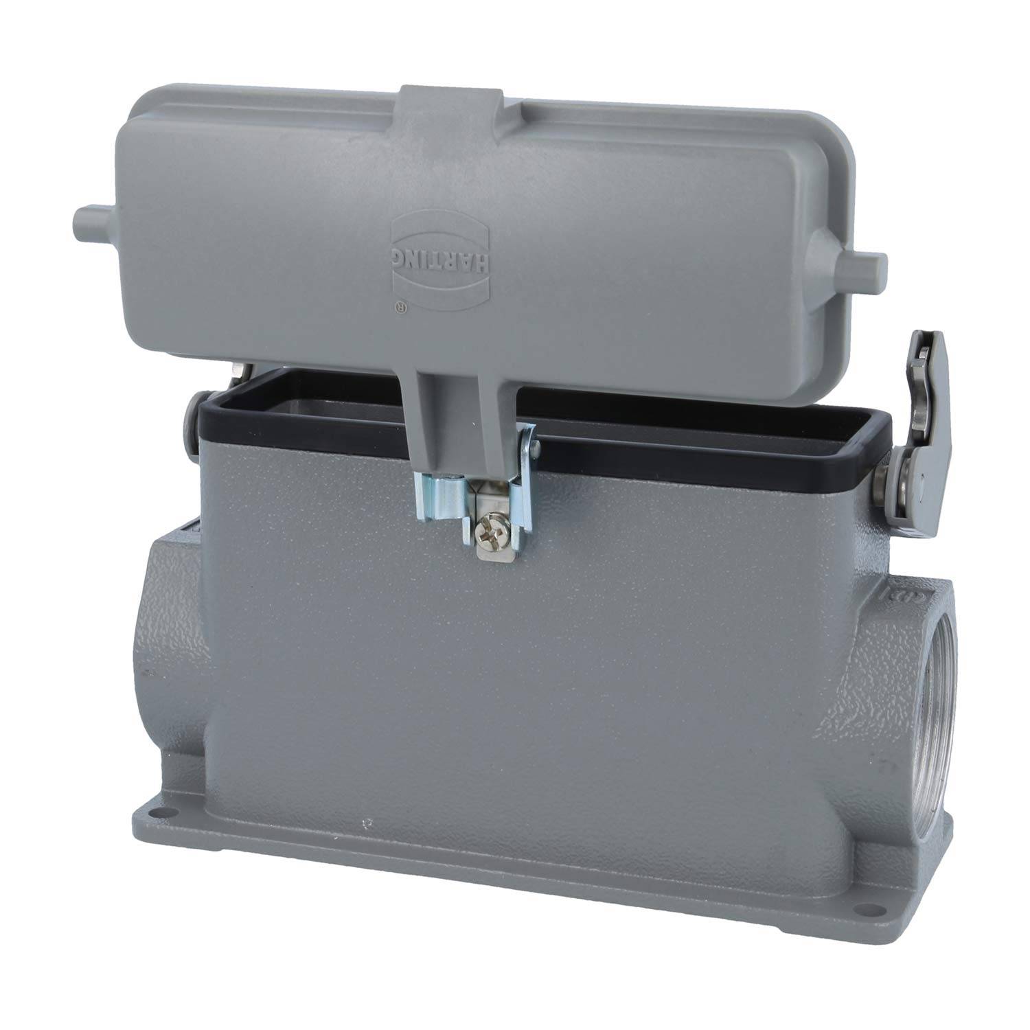 Ein graues industrielles Gehäuse für Schwerlast-Anschlüsse mit einem klappbaren Deckel und doppelseitigen Verriegelungen, verwendet für sichere elektrische Verbindungen.