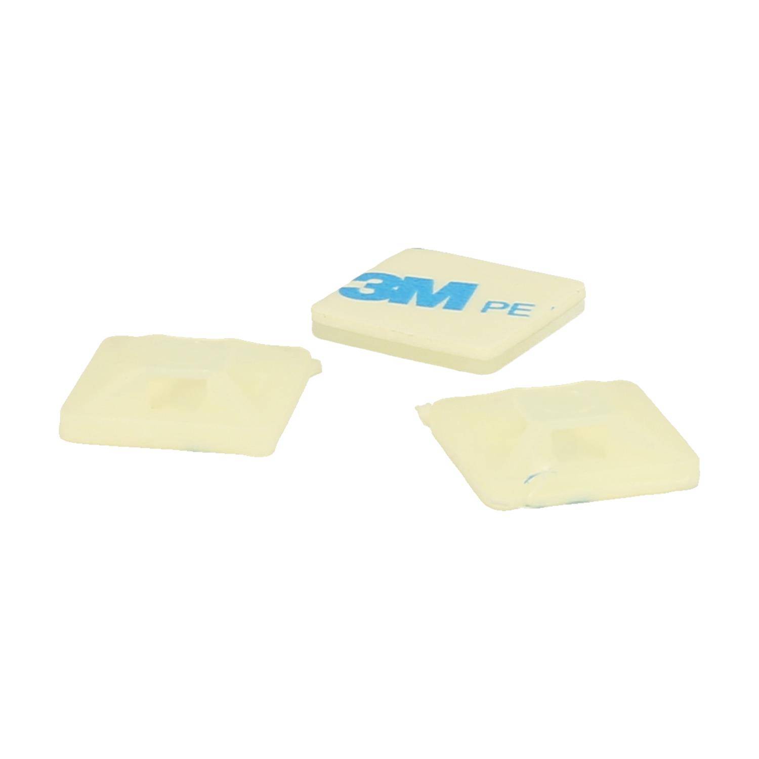 3M PE'-Klebepads, drei Stück auf weißem Hintergrund gezeigt, zum Befestigen oder Sichern von Gegenständen.