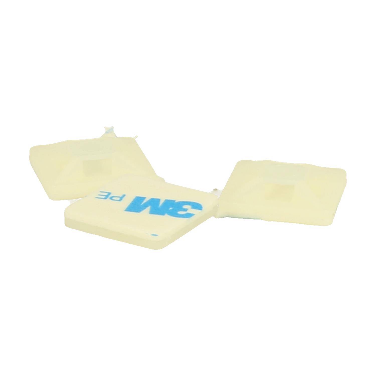 Dreieckig angeordnete, beige '3M' Marken-Klebehaken.