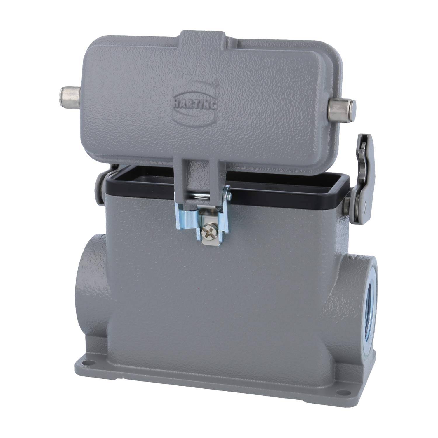 Ein grau-metallisches industrielles Anschlussgehäuse mit einem Verschluss an der Frontseite, geprägt mit dem Markennamen, verwendet für elektrische Verbindungen.