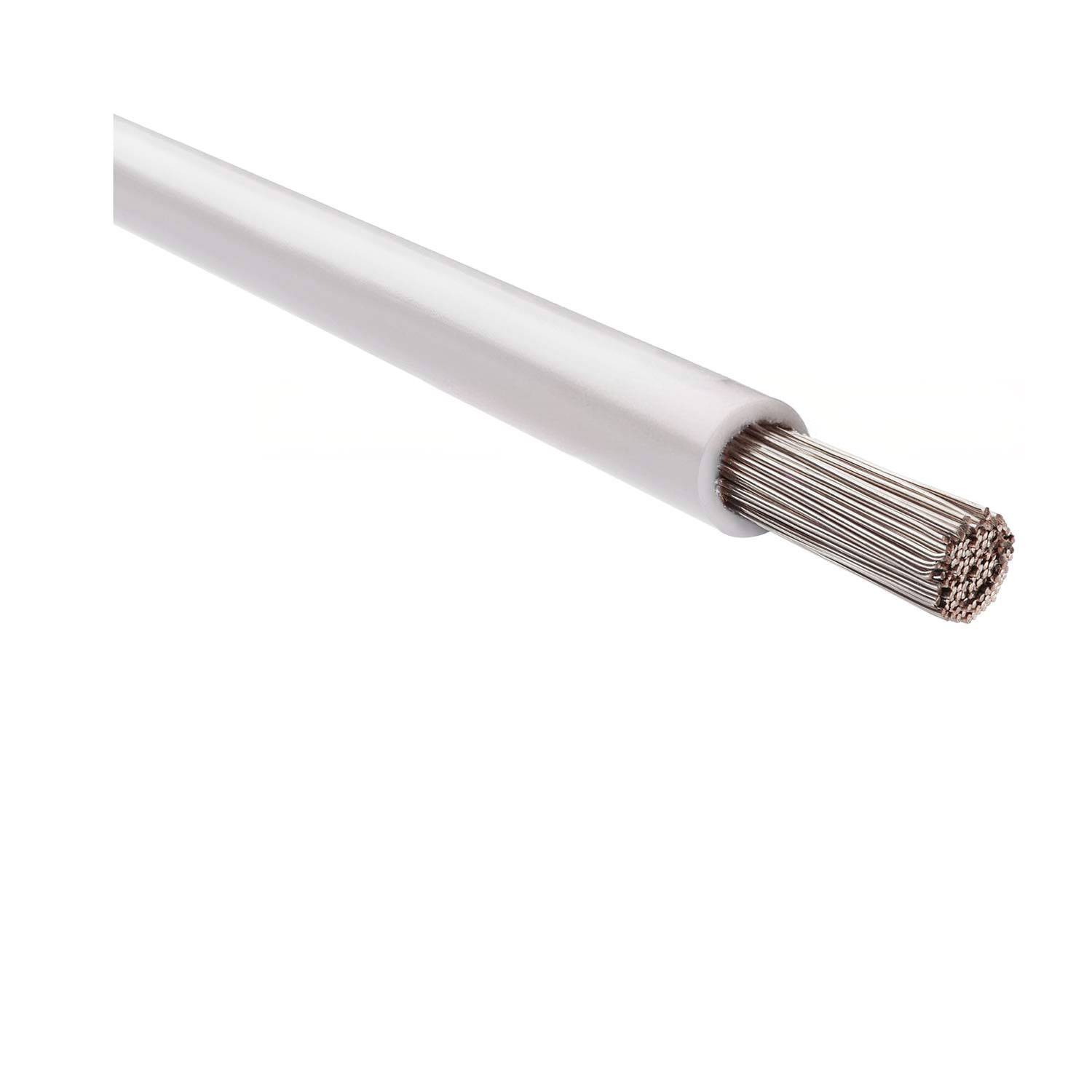 Eine Nahaufnahme eines weißen, isolierten elektrischen Kabels mit freigelegten, verdrehten metallischen Strängen an einem Ende, die seine konstruktive Detailansicht hervorheben.