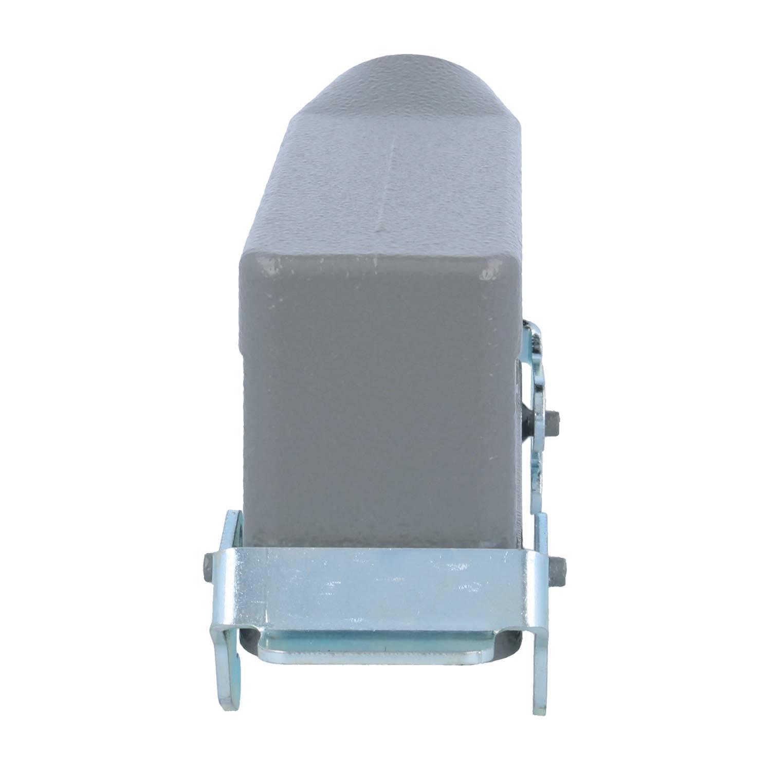 Eine Nahaufnahme eines rechteckigen, grauen Metallpfostens mit abgerundeter Spitze, der durch eine Metallhalterung befestigt ist, vor einem weißen Hintergrund.