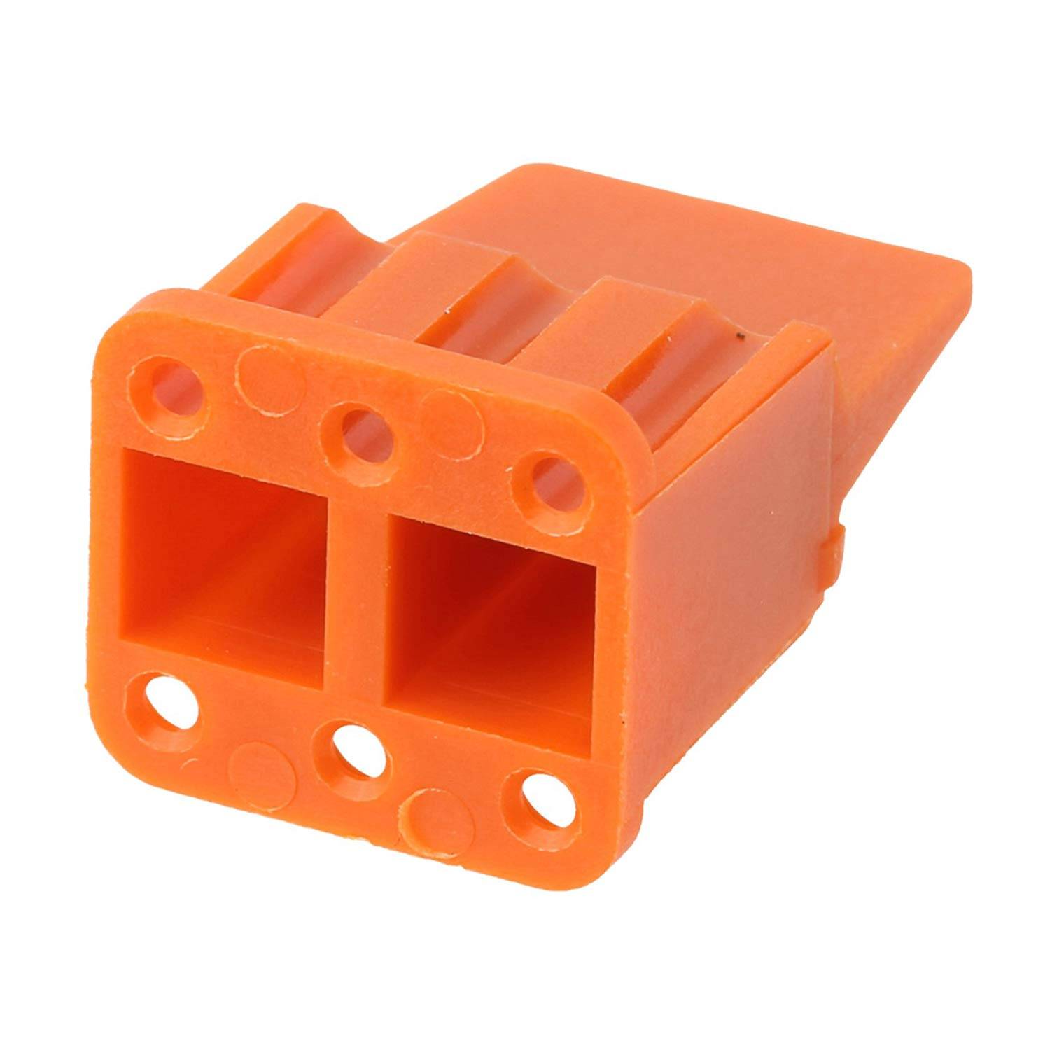 Ein orangefarbener elektrischer Zweifach-Stecker mit rechteckiger Form, der vier kleine kreisförmige Löcher auf seiner Vorderseite aufweist.