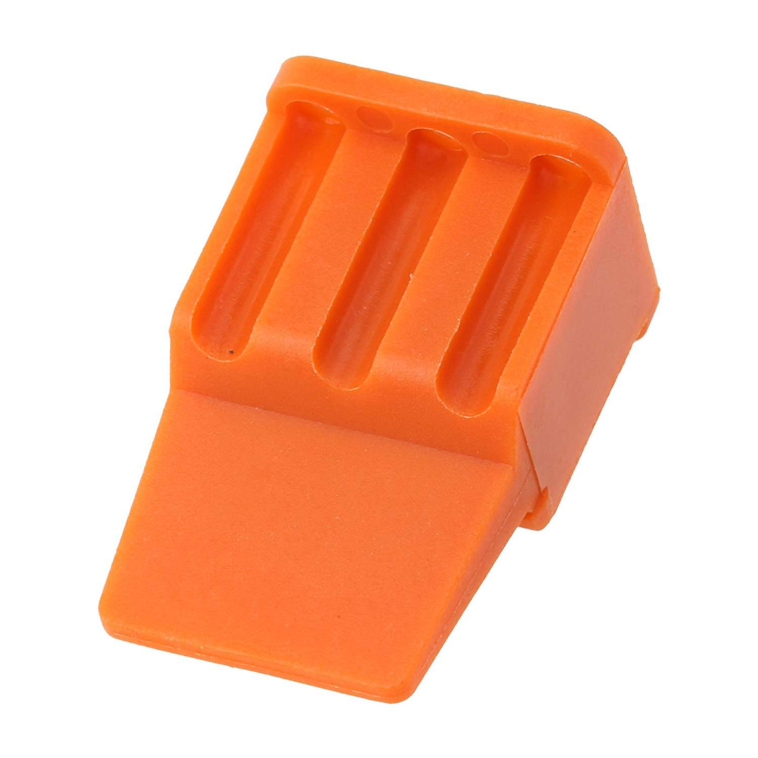 Ein orangefarbener Plastikblock in Dreiecksform mit drei vertikalen Rillen auf der Oberseite, höchstwahrscheinlich ein Bauteil eines Konstruktionsspielzeugs.