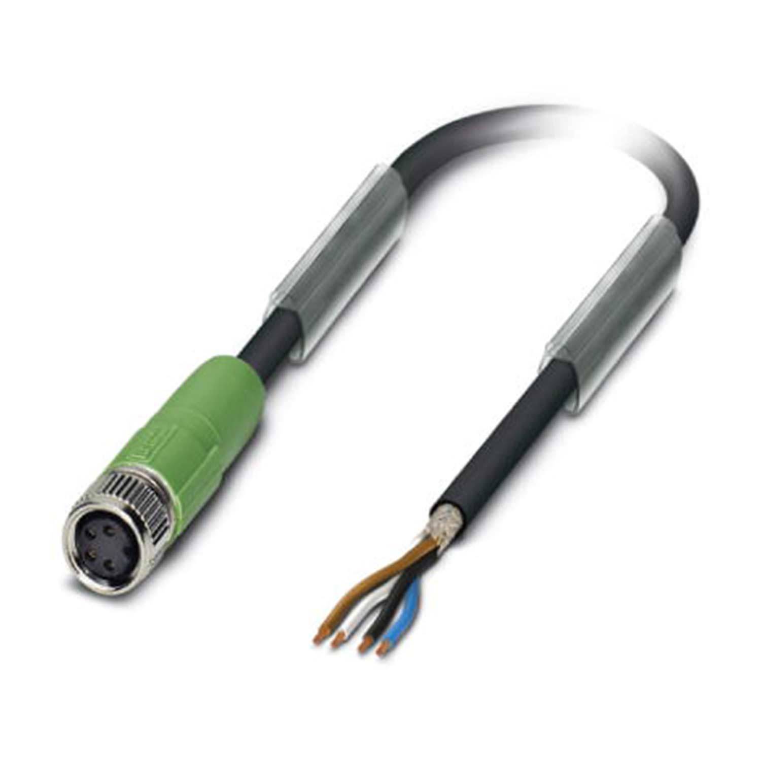 Ein elektrisches Kabel mit einem grünen Stecker an einem Ende und freigelegten Leitungen am anderen Ende, das für Installations- oder Reparaturzwecke verwendet wird.
