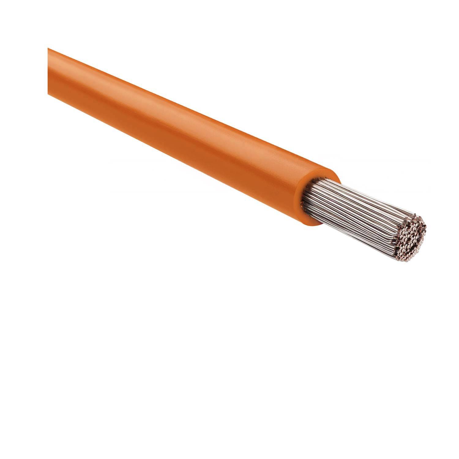 Ein orangefarbenes elektrisches Kabel mit freiliegenden silbernen Drähten am Ende, wobei die inneren Stränge und die Isolierung sichtbar sind.