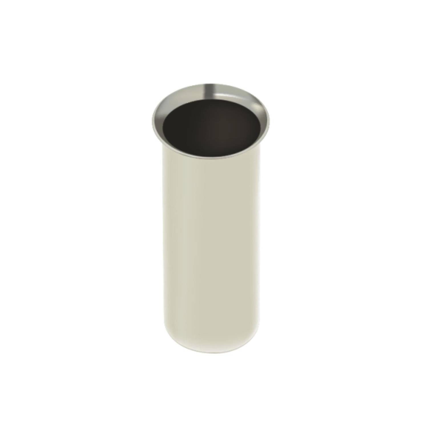 Eine hohe, zylindrische, beige Tasse gefüllt mit schwarzem Kaffee.