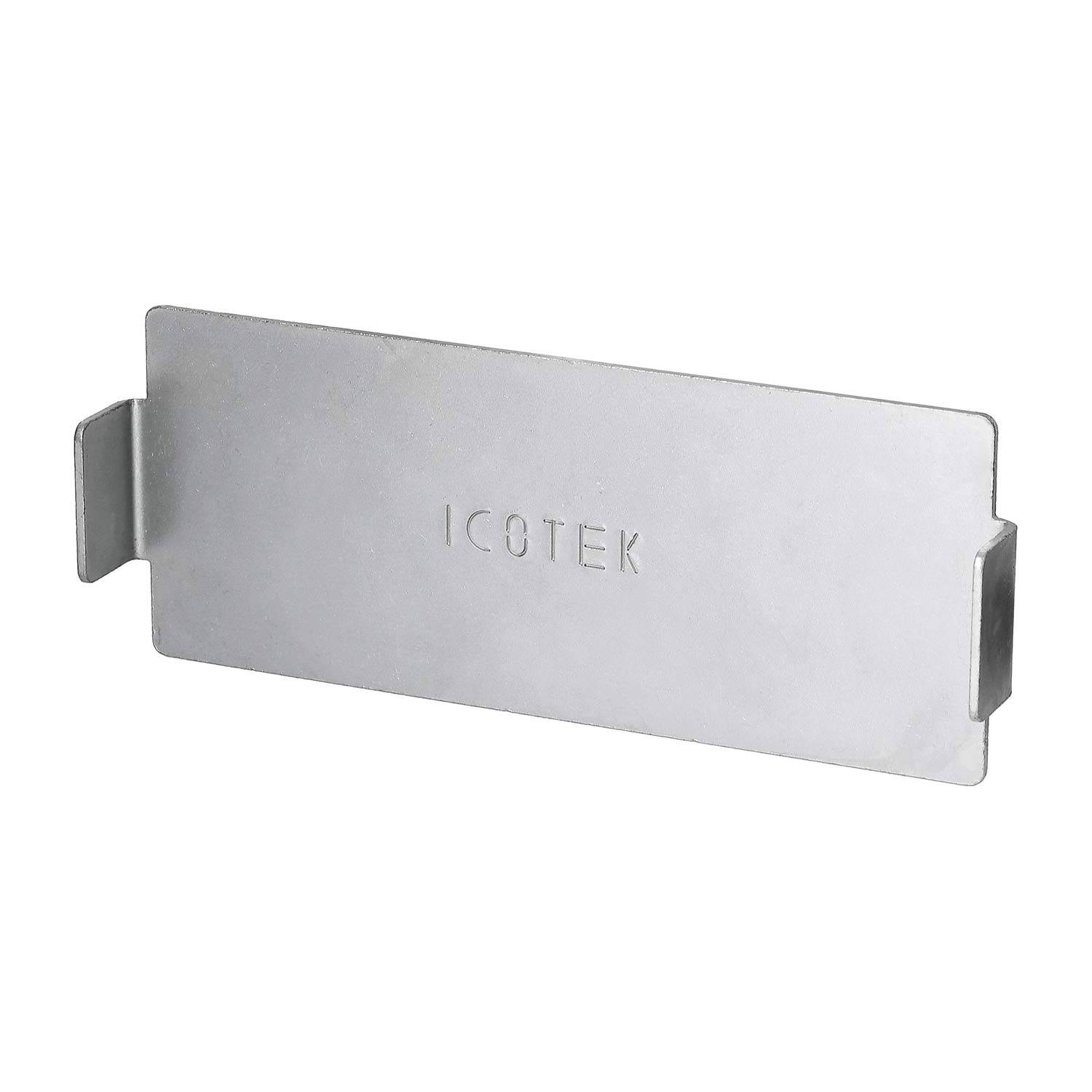 Eine Metalldurchbruchplatte von ICOTEK, konzipiert zum Abdichten ungenutzter Öffnungen, mit Flanschen an beiden Enden für eine sichere Befestigung.