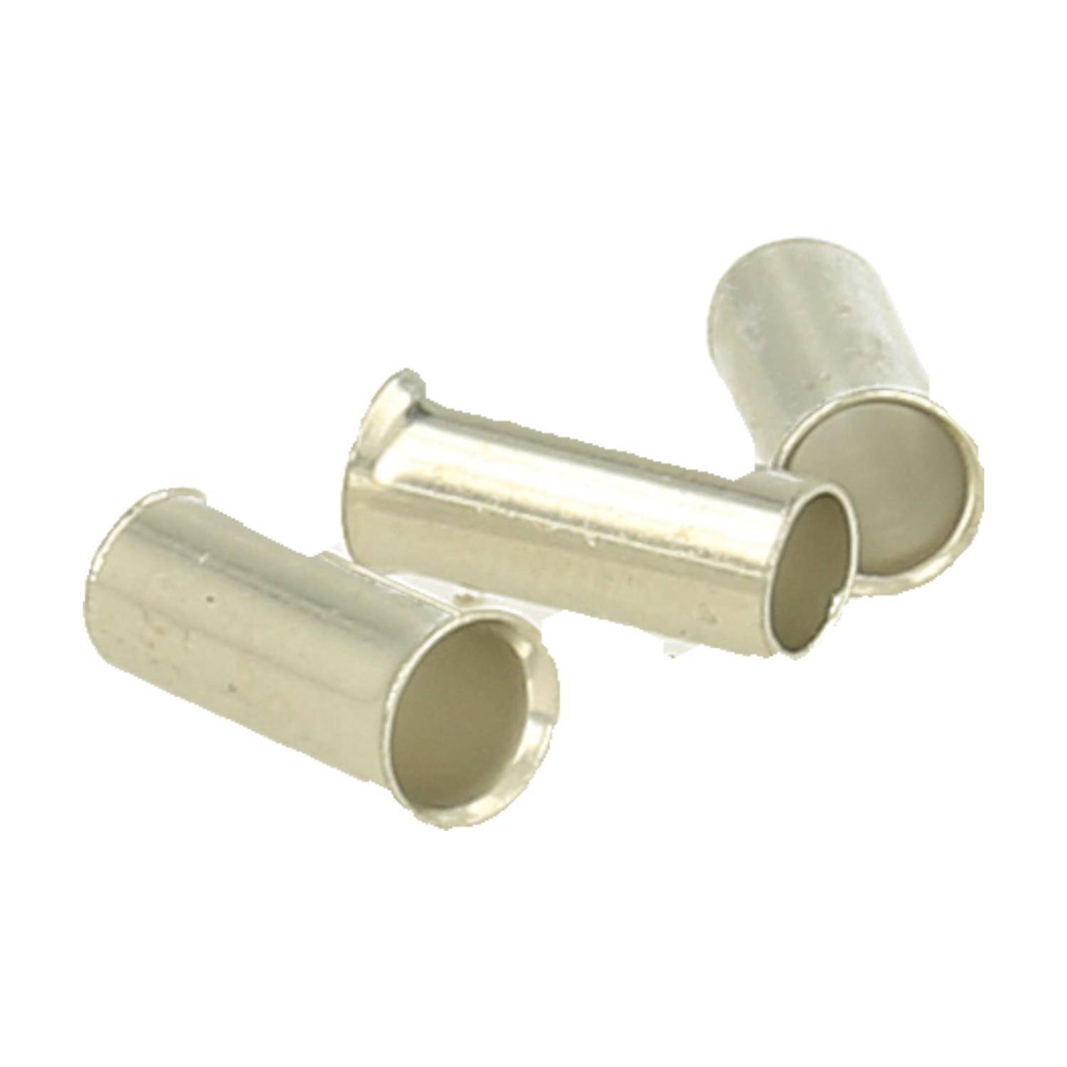 Drei silberne metallische Ferrule-Verbinder, die auf einem weißen Hintergrund verstreut sind.