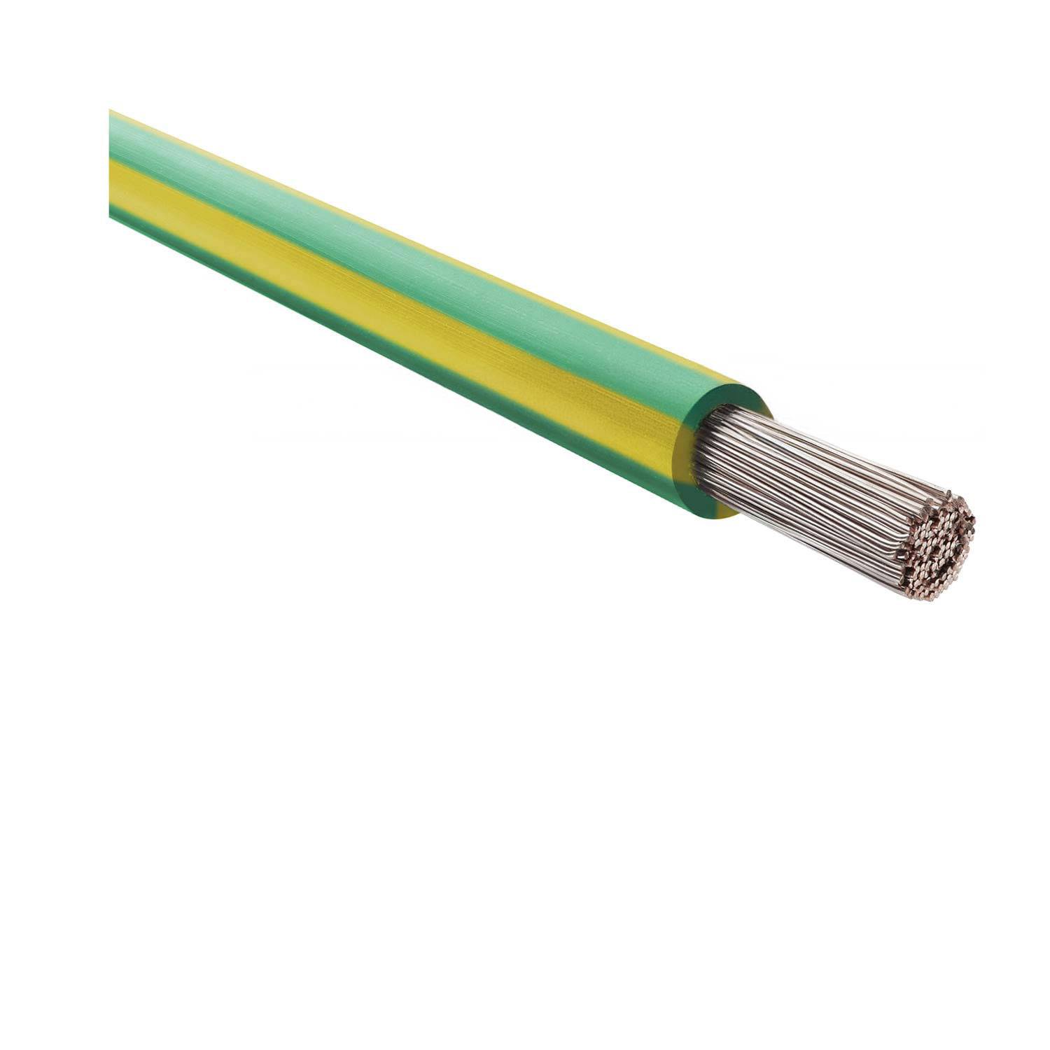 Ein grün-gelbes elektrisches Kabel mit freigelegten Metallsträngen am Ende, das üblicherweise für die Erdung in elektrischen Installationen verwendet wird.