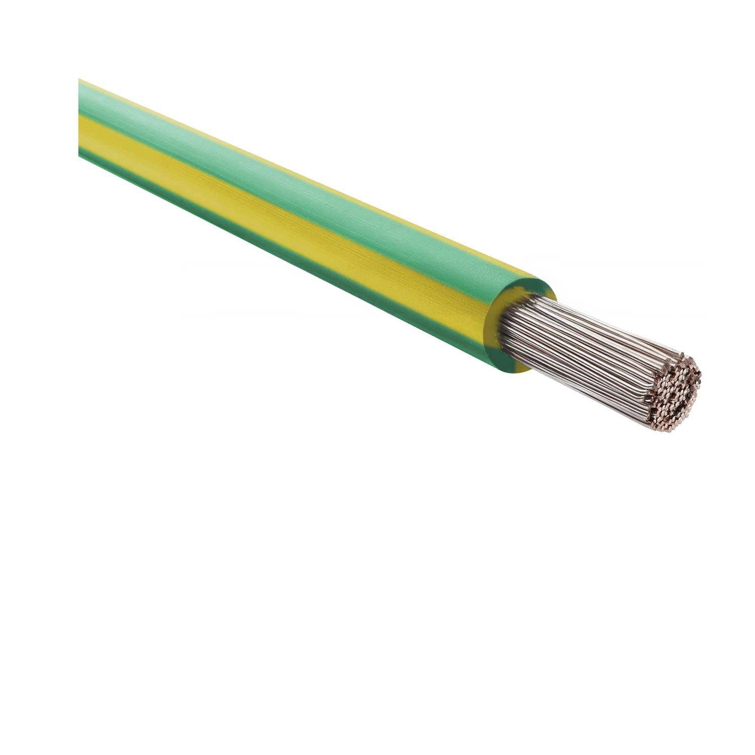 Elektrische Leitung mit grün-gelber Isolierung, an der Schnittstelle silberne Adern freigelegt.