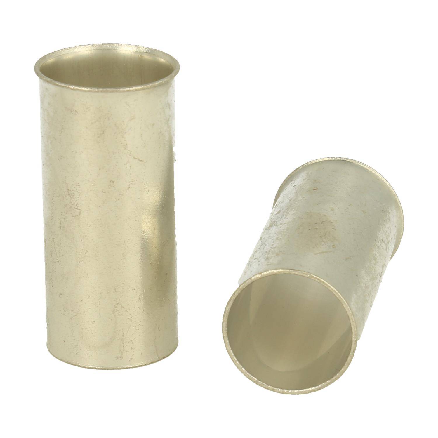 Zwei metallische Ferrules, eine aufrecht stehend und die andere auf der Seite liegend, verwendet zur Verstärkung der Enden von Drähten oder Rohren.