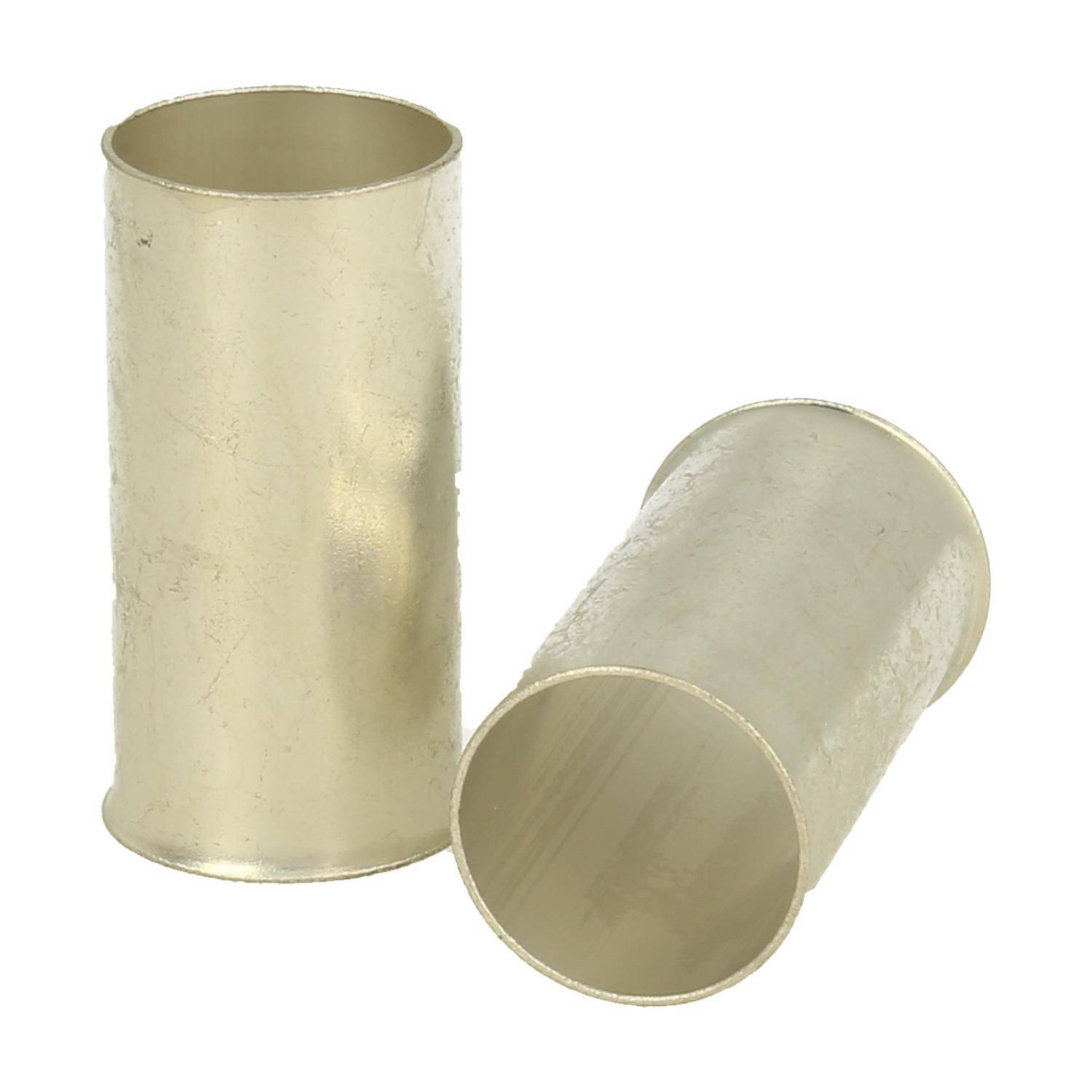 Zwei zylindrische Metallröhren; eine steht senkrecht, die andere liegt diagonal mit ihrer Öffnung nach vorne gerichtet.