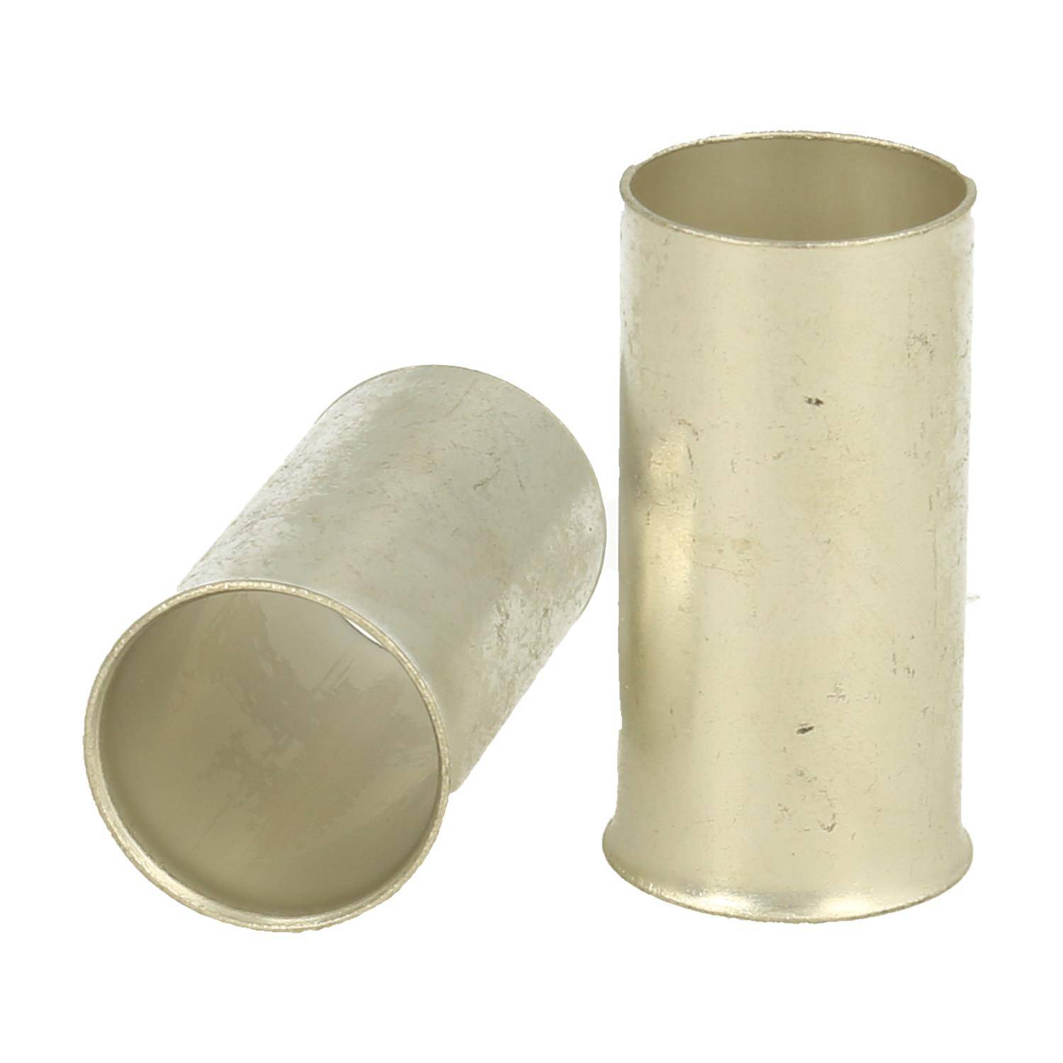 Zwei metallische Zylinderrohre, eines aufrecht stehend und das andere auf der Seite liegend, auf einem schlichten weißen Hintergrund dargestellt.