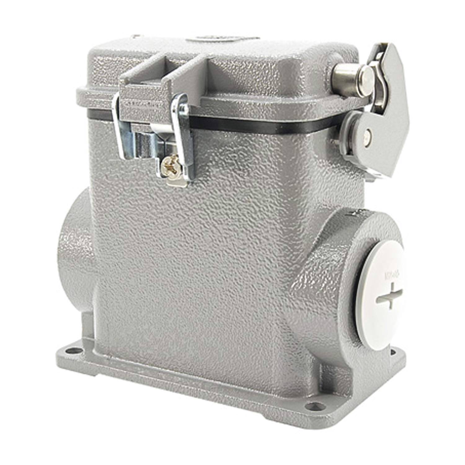 Eine graue, metallene Elektroverteilerdose mit Klappdeckel und Verschluss, konstruiert für industrielle oder Außenanwendungen, auf einer ebenen Oberfläche montiert.