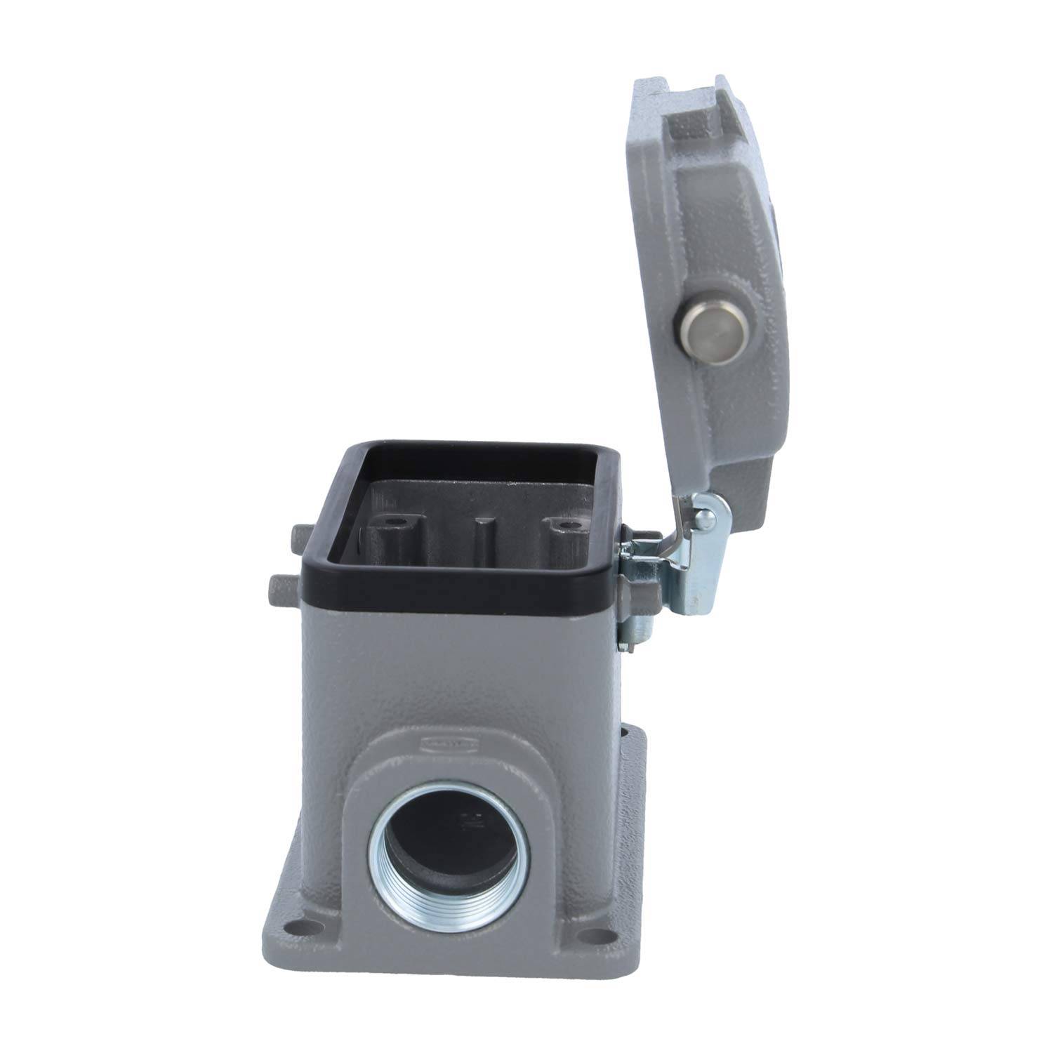 Ein offenes graues elektrisches Anschlussgehäuse mit einem klappbaren Deckel, das entwickelt wurde, um interne Verbindungen zu schützen, mit einem verschraubbaren Eintrittspunkt.