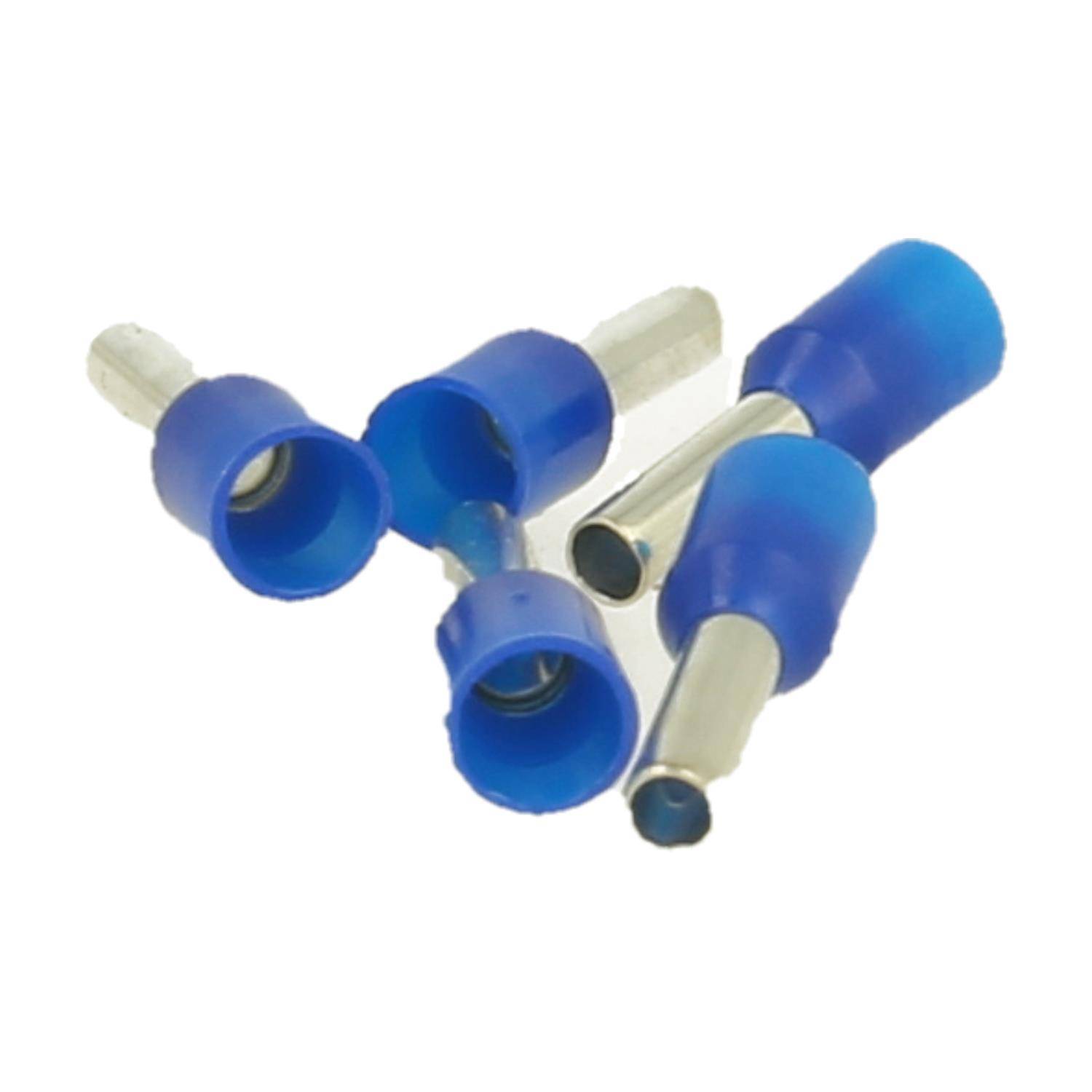 Mehrere blaue elektrische Verbinder mit Metalltips sind verstreut, die zum Verbinden von Drähten verwendet werden.