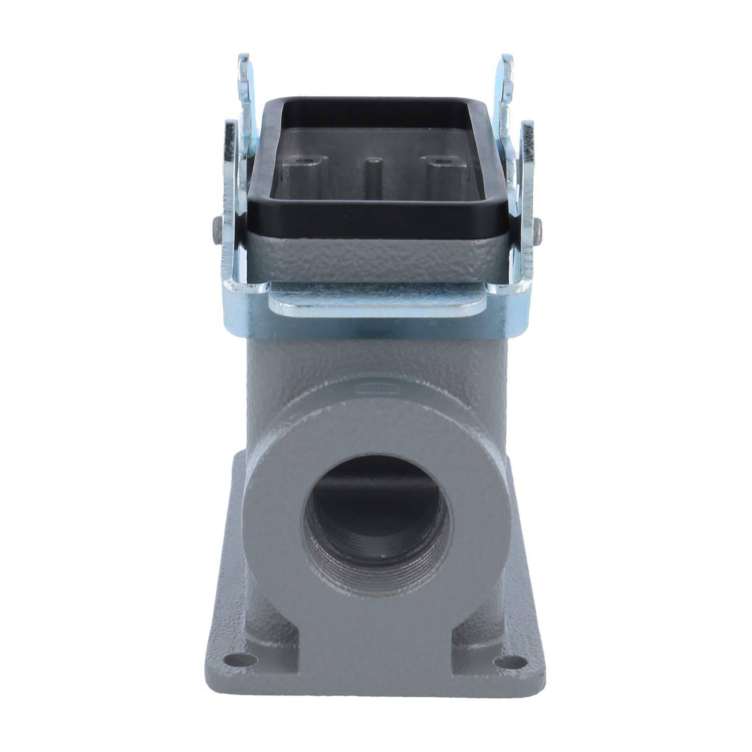 Eine graue Metallkomponente aus der Industrie mit einer zylindrischen Öffnung an der Basis und einer rechteckigen Struktur oben, vor einem weißen Hintergrund.