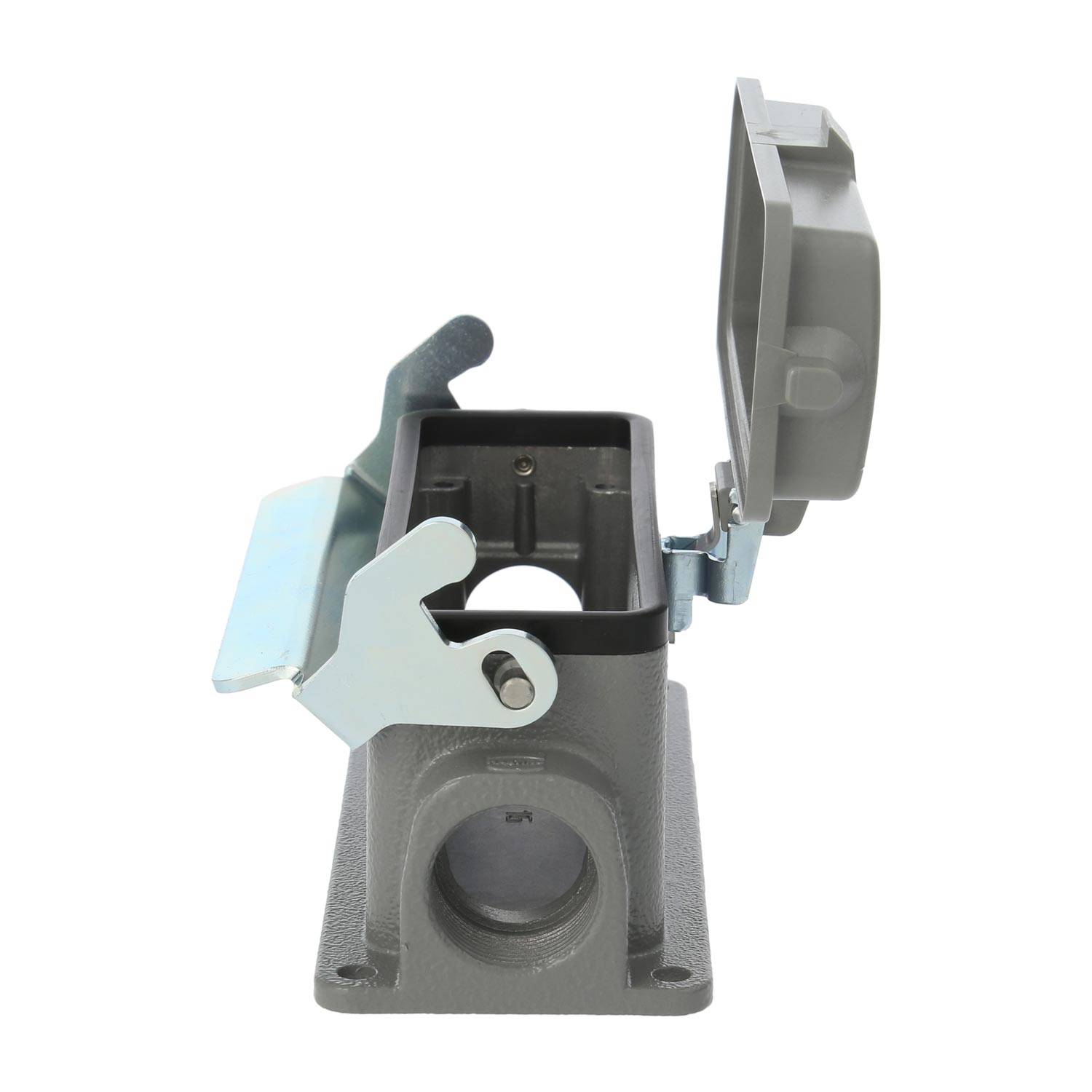 Eine graue elektrische Verteilerdose mit offener Abdeckung, die Platz für Kabelverbindungen zeigt. Sie verfügt über einen Metallhebel zum Sichern der Abdeckung.