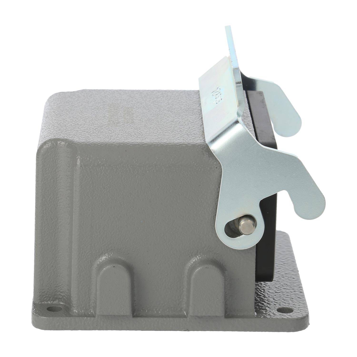 Eine graue elektrische Komponente mit einem Metallbügel oben, die für Montage- oder Befestigungszwecke in industriellen Anwendungen verwendet wird.