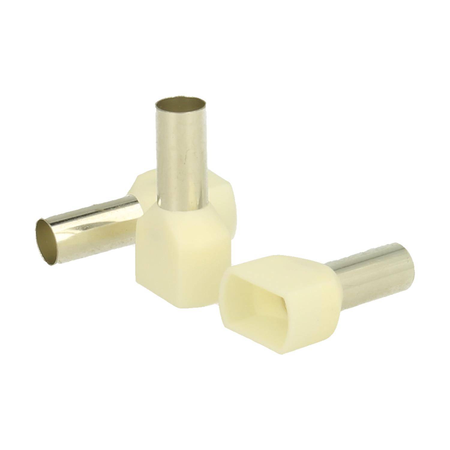 Drei isolierte Ferrule mit Metallröhren und gelben Kunststoffkragen, die zum Crimpen von Drähten verwendet werden, um eine sichere elektrische Verbindung zu gewährleisten.