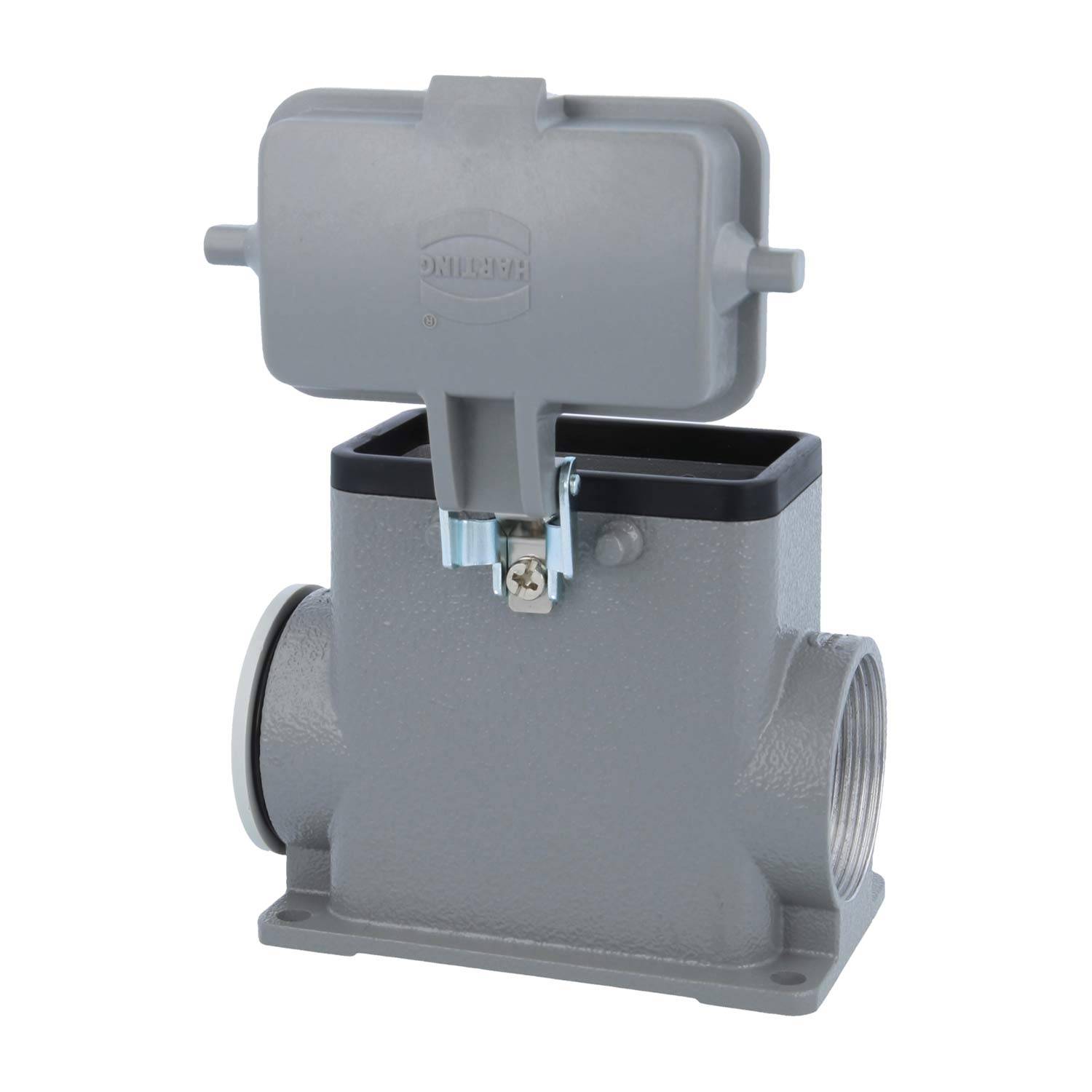 Grauer industrieller Anschluss mit offener Schutzabdeckung, der eine rechteckige Buchse freilegt. Zwei kreisrunde Anschlüsse sind auf beiden Seiten sichtbar.