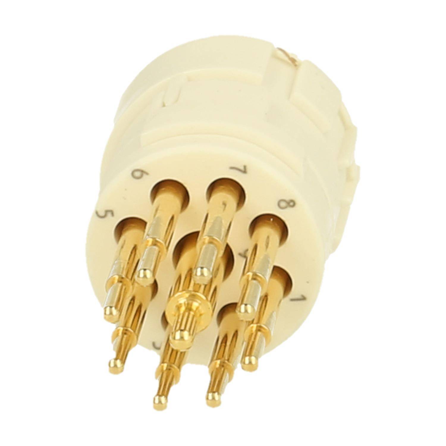 Ein neunpoliger, vergoldeter elektronischer Steckverbinder mit nummerierten Pins, der für Verbindungen in elektronischen Geräten verwendet wird.