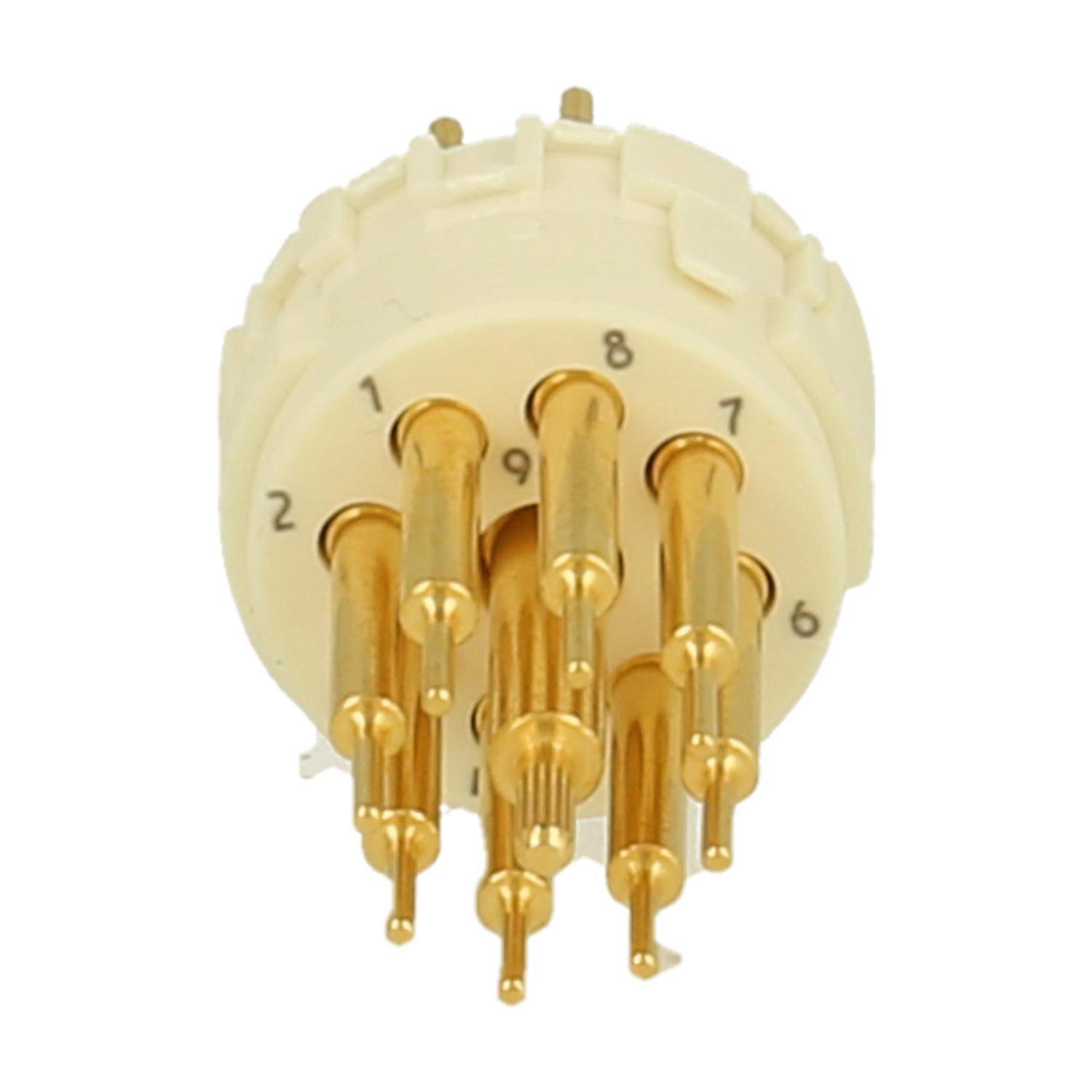 Ein kreisförmiger, weiß-goldener, neunzackiger elektrischer Stecker mit nummerierten Steckplätzen von 1 bis 9, der für elektronische Verbindungen verwendet wird.