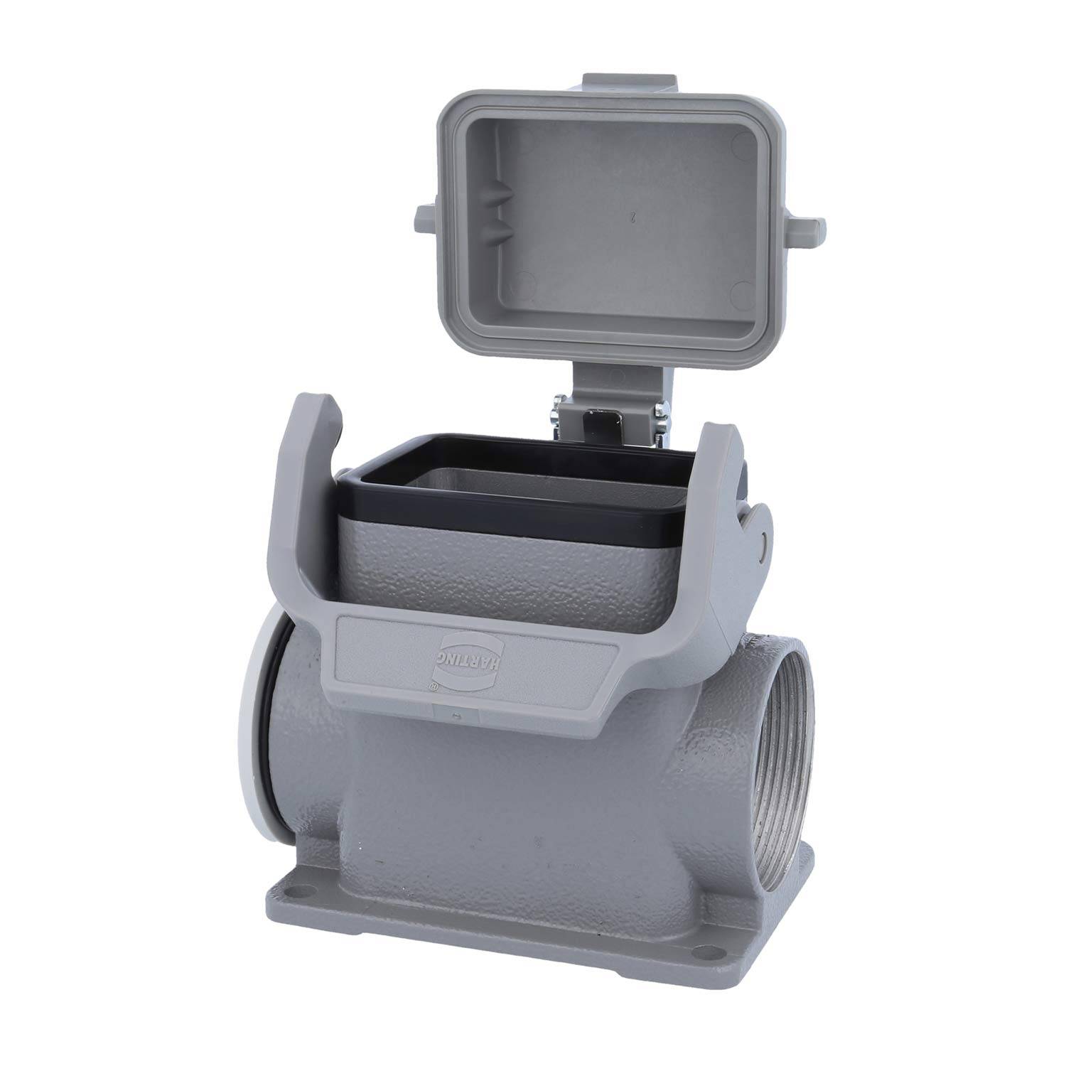 Ein großes graues industrielles Anschlussgehäuse mit offenem Deckel, rechteckiger Form, montiert auf einer flachen Basis.