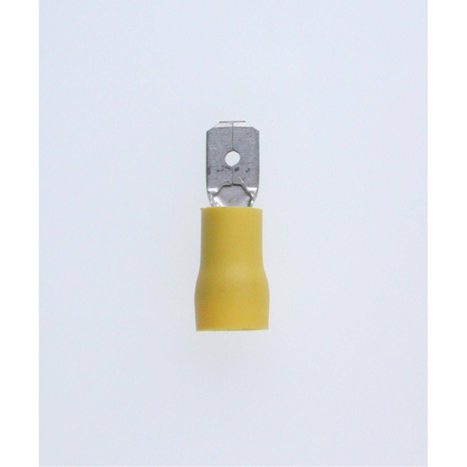 Ein gelber isolierter Spatenanschluss mit einem Metallkontakt für elektrische Verkabelung auf einem neutralen Hintergrund.
