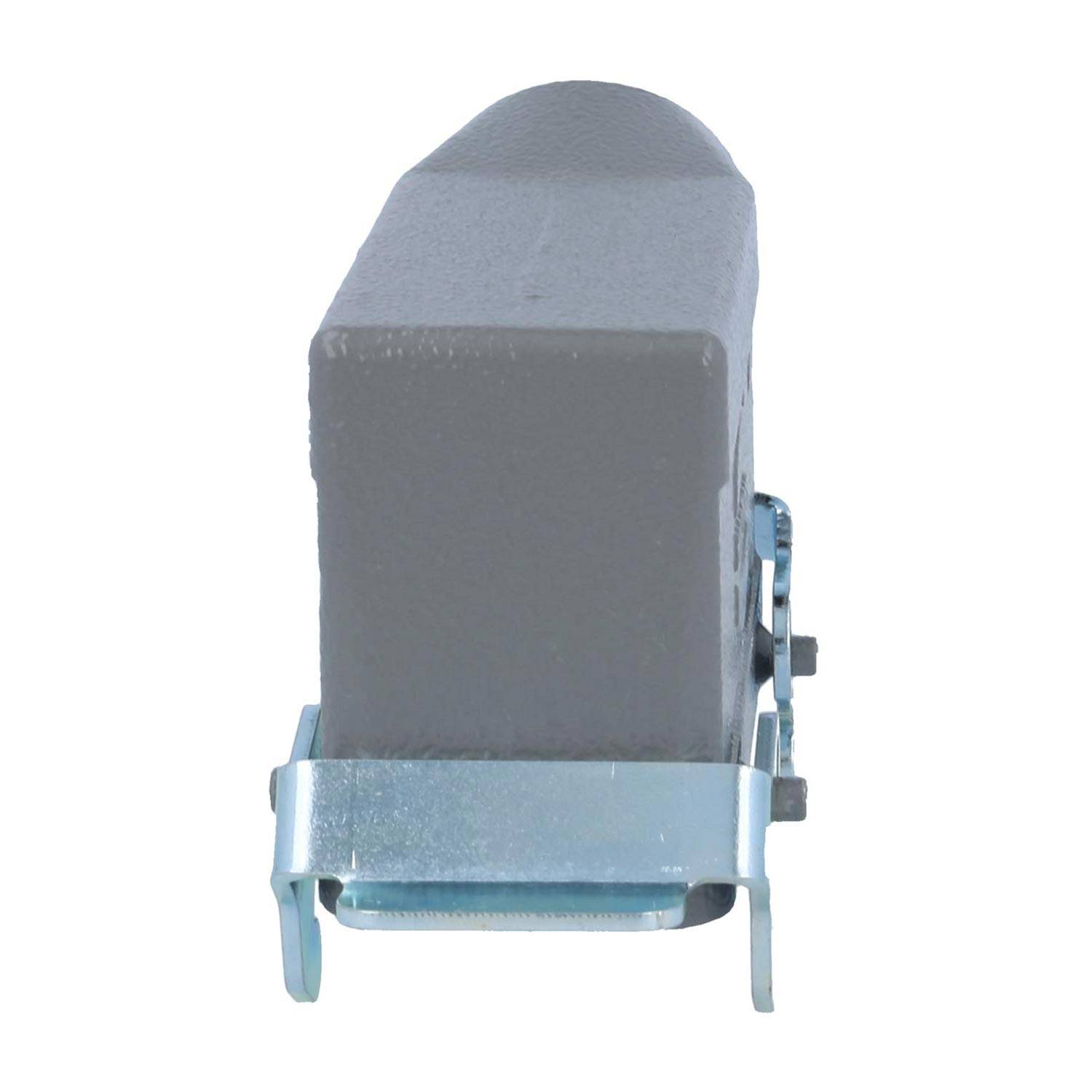 Ein grauer rechteckiger Gegenstand, der in einer Metallhalterung befestigt ist und aus Seitenansicht gezeigt wird, was auf industrielle Ausrüstung oder ein mechanisches Bauteil hindeutet.