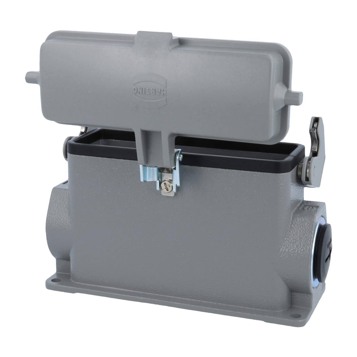 Ein offenes graues elektrisches Gehäuse mit einem Klappdeckel und einem Verschließmechanismus, das zur Unterbringung und zum Schutz elektrischer Anschlüsse verwendet wird.