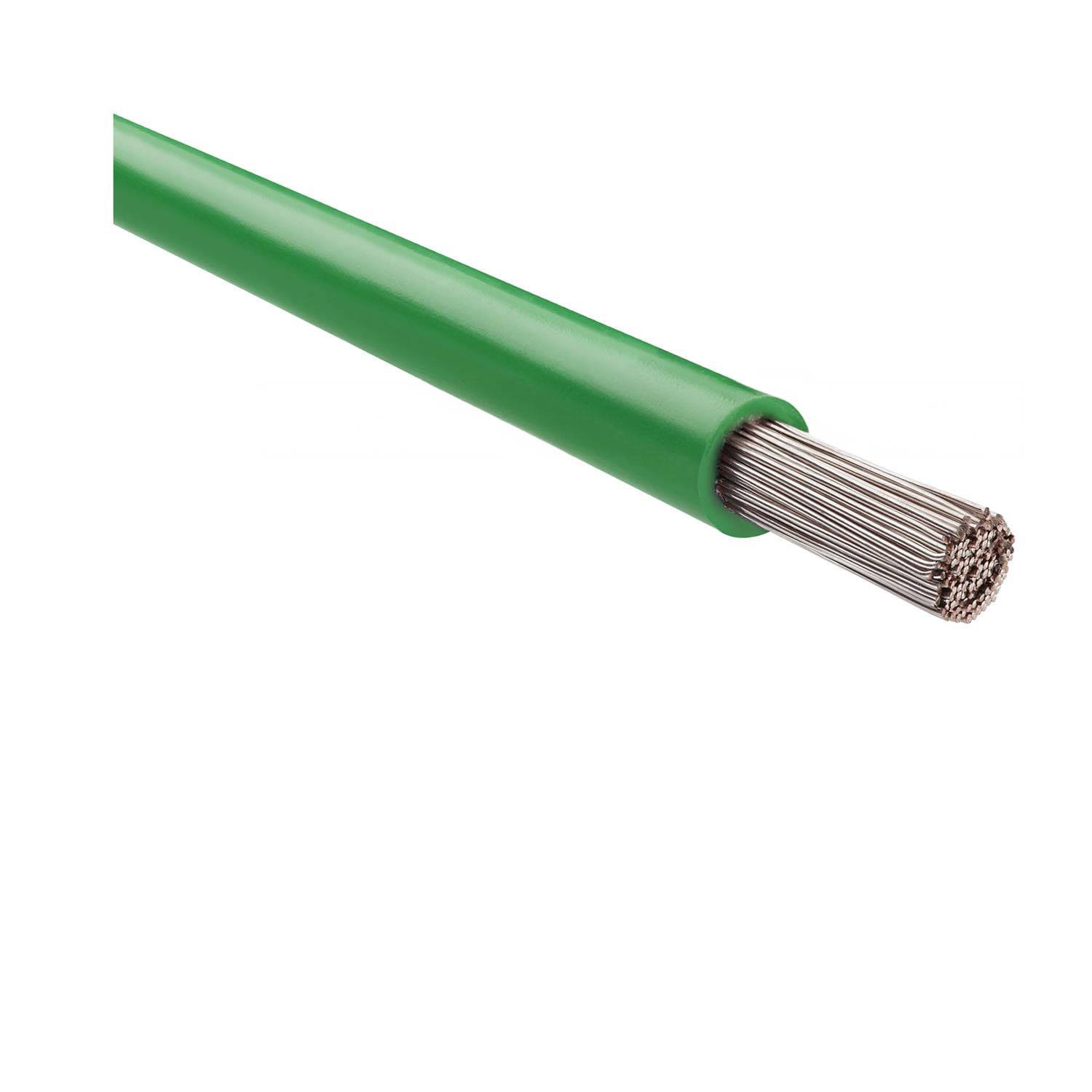 Eine Nahaufnahme eines grünen isolierten Elektrokabels mit freigelegten Metallsträngen an einem Ende, die seinen leitfähigen Kern hervorheben.