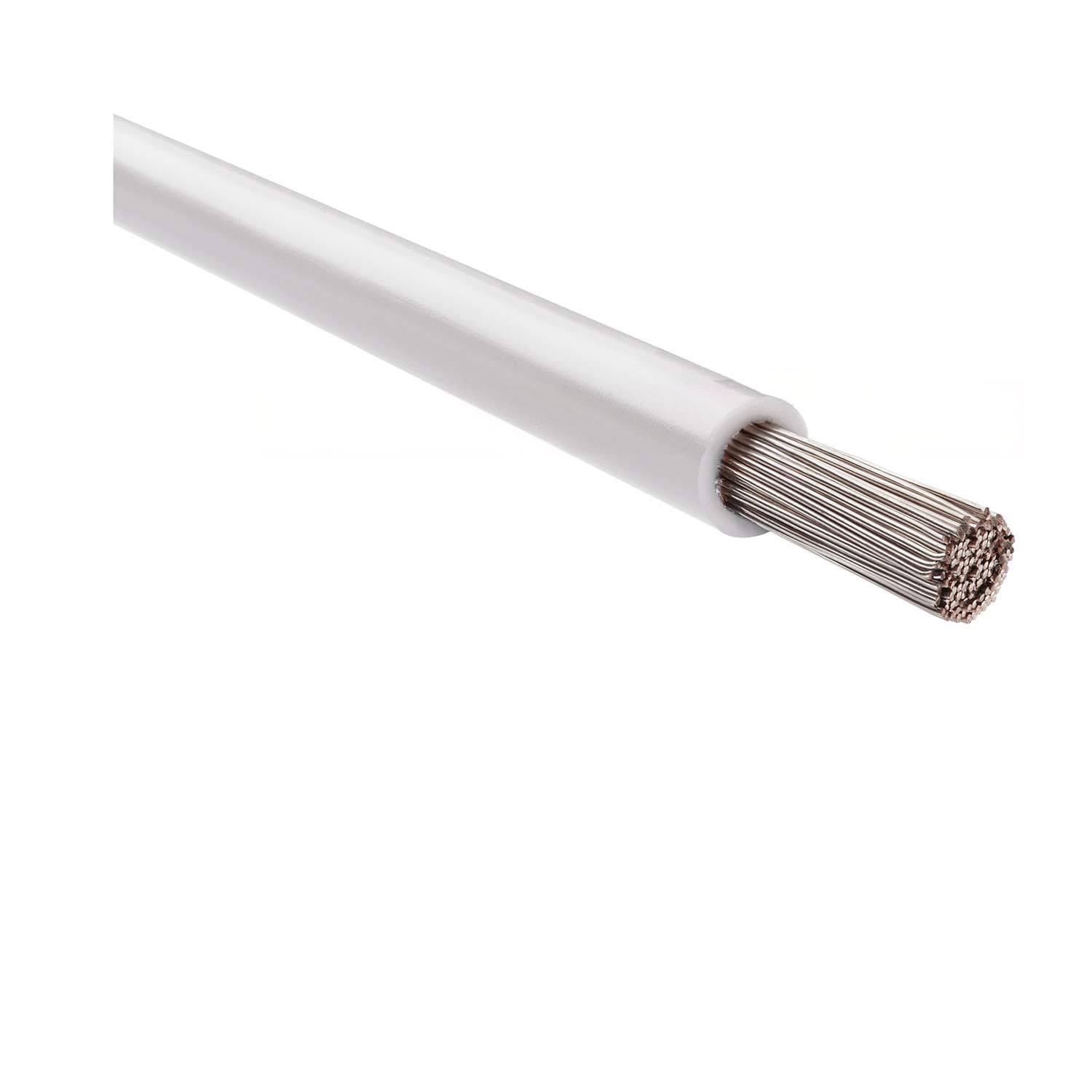 Ein weißes und silbernes Koaxialkabel mit freiliegenden Drahtenden, verwendet zur Signalübertragung.