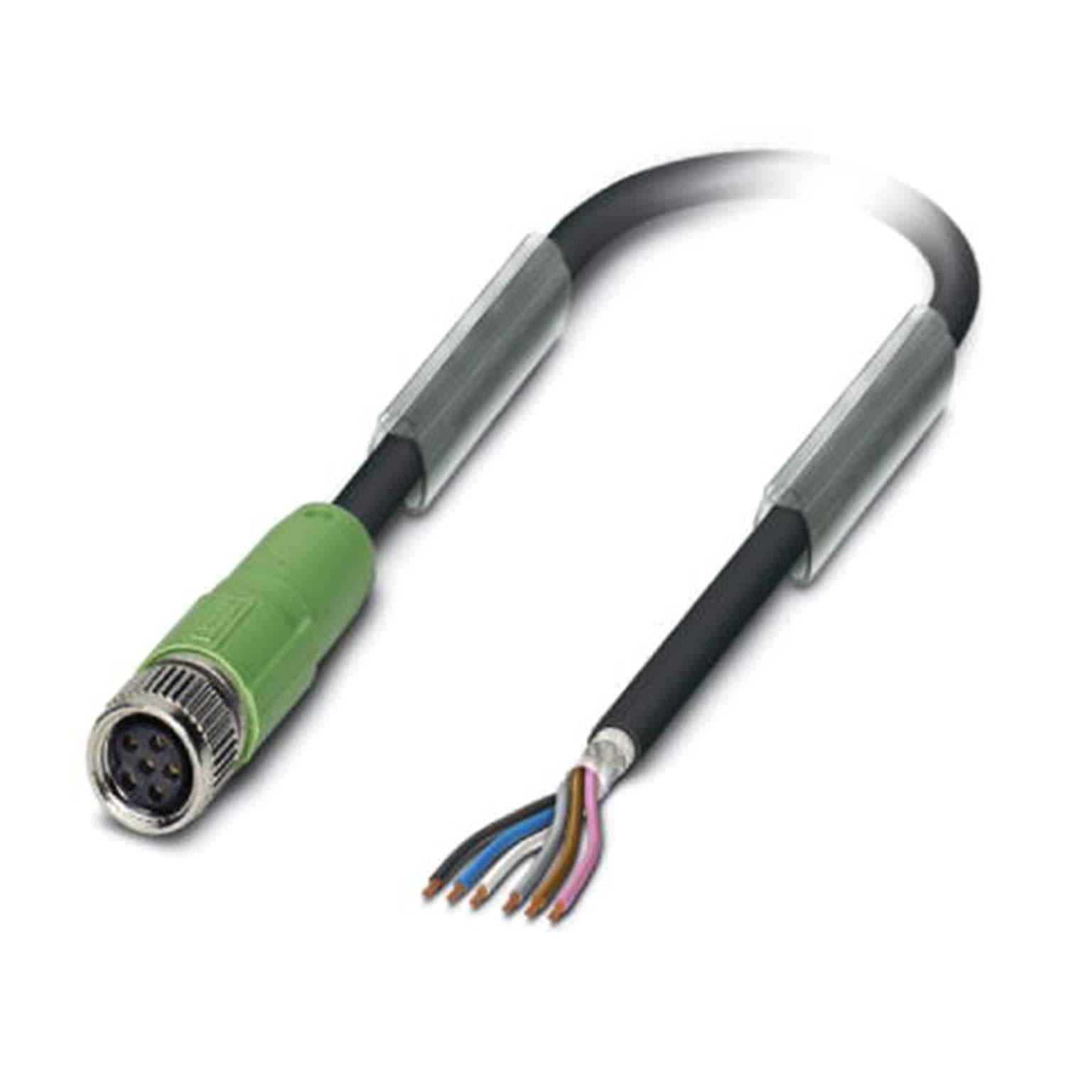 Eine Nahaufnahme eines grünen elektrischen Anschlusskabels mit mehreren farbigen Drähten, die an einem Ende freigelegt sind und seine inneren Komponenten zeigen.