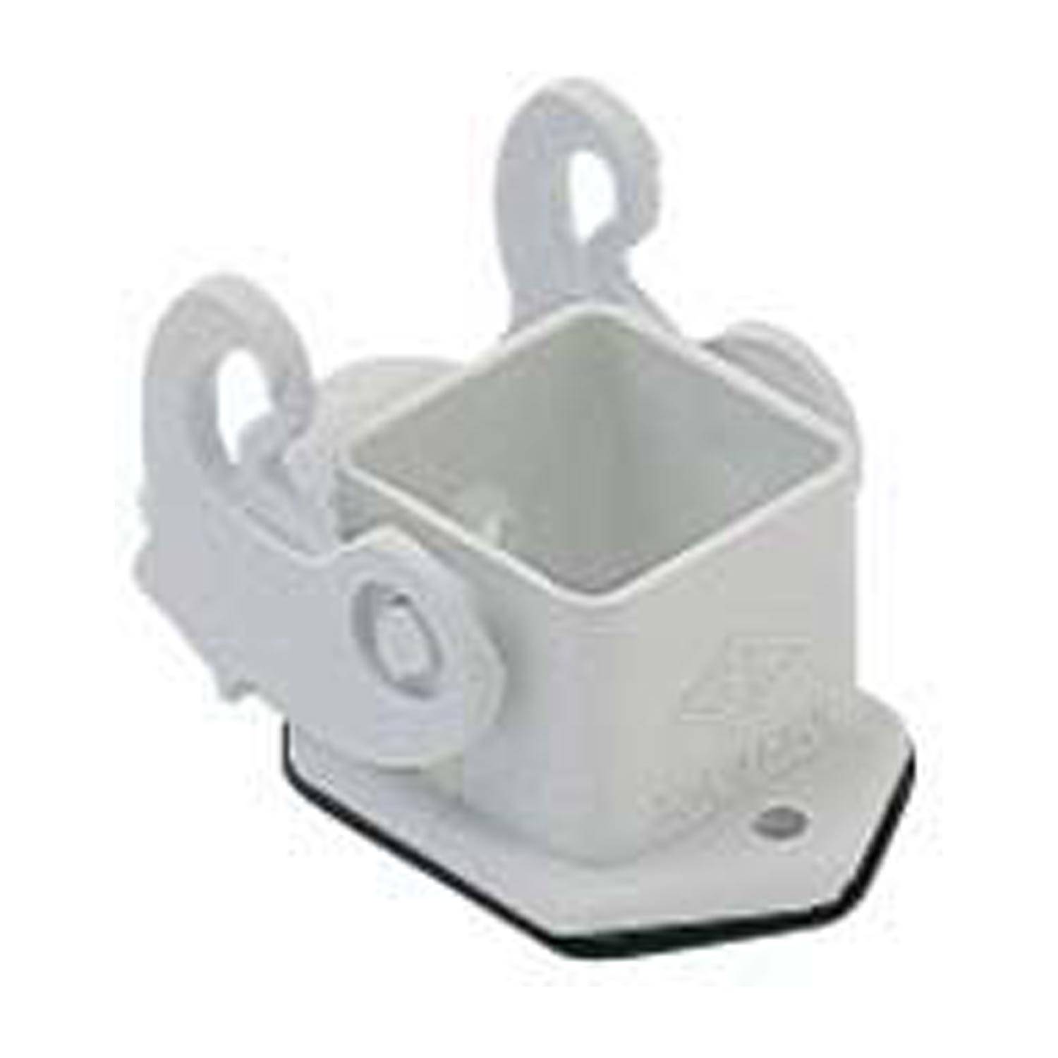 Eine weiße Kunststoffhalterung mit zwei Haken und einer quadratischen Öffnung, die zum Befestigen oder Sichern von Gegenständen auf einer ebenen Oberfläche verwendet wird.