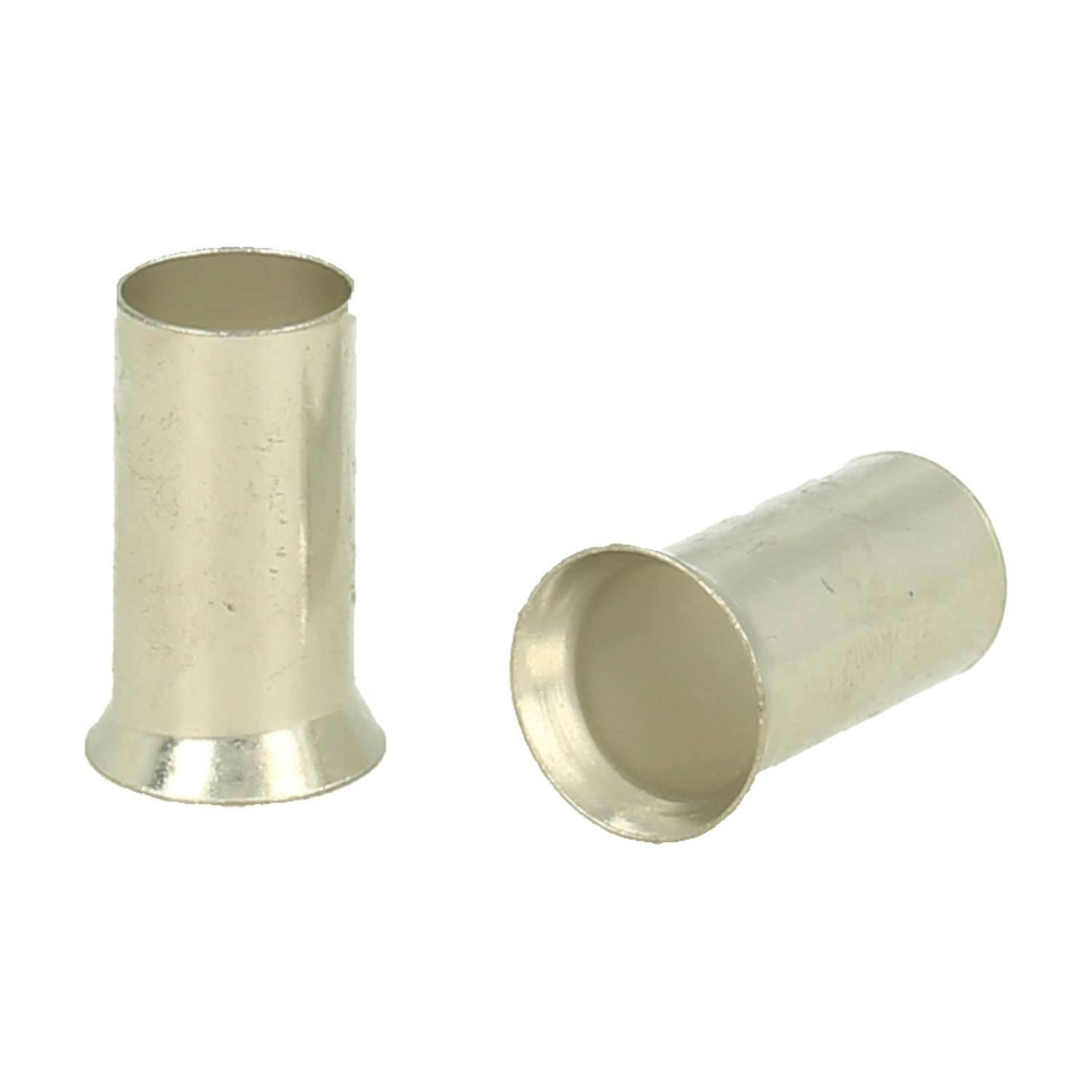 Zwei metallische Ferrule, eine senkrecht stehend und die andere auf der Seite liegend, isoliert auf einem weißen Hintergrund.