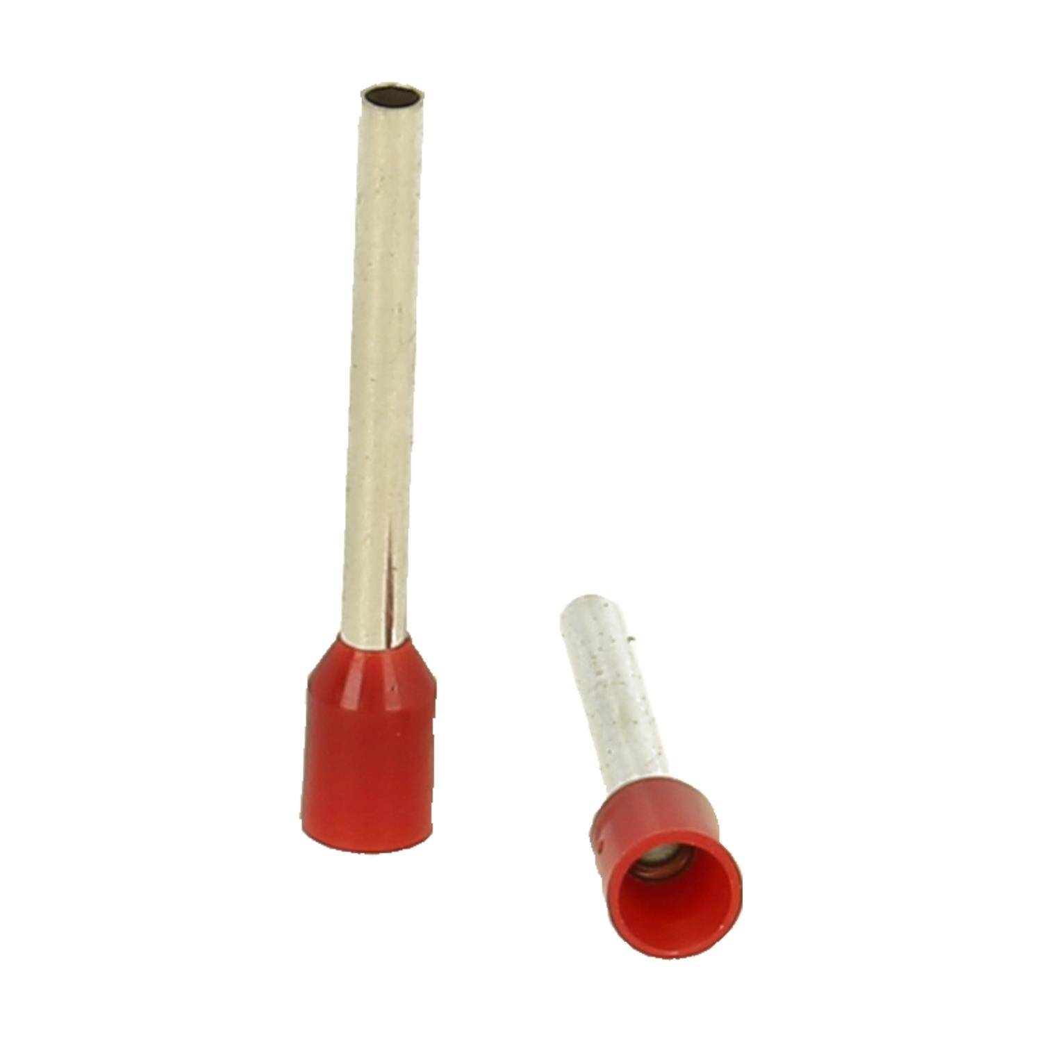 Zwei rote isolierte Aderendhülsen, eine aufrecht stehend und die andere auf der Seite liegend, die die Metalltip und die rote Ummantelung zeigen.