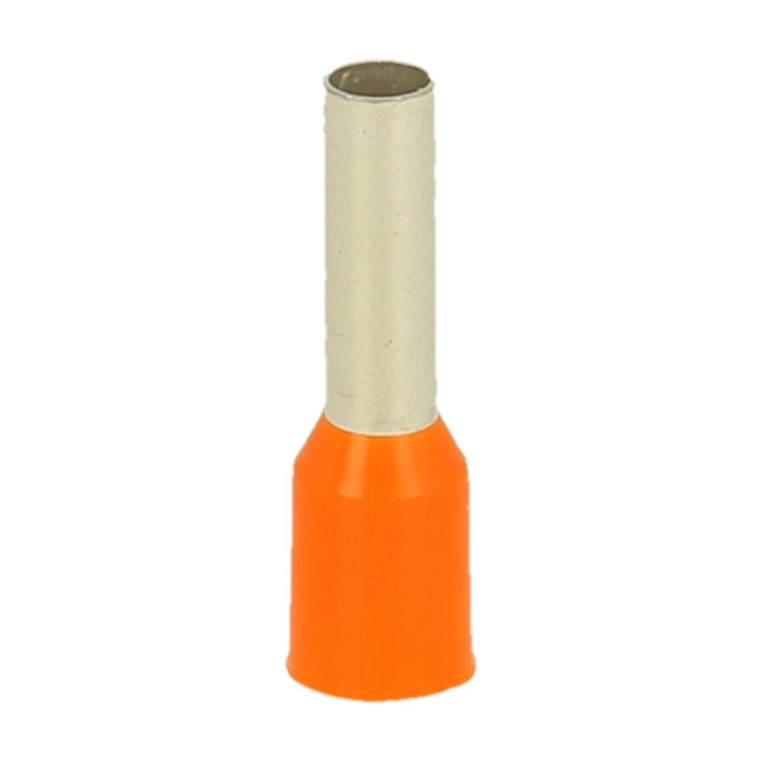 Ein orangefarbener isolierter Aderendhülse mit einer Metallhülse, die zum Crimpen von Drahtenden verwendet wird, um eine sichere Verbindung in elektrischen Systemen zu gewährleisten.