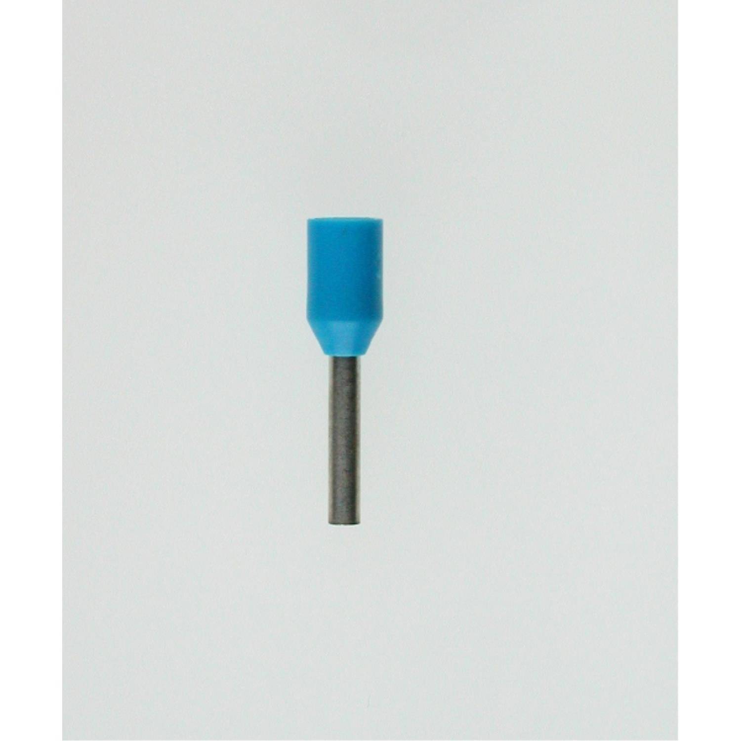 Eine blaue elektrische Anschlussklemme mit einem Metallstift, isoliert auf einem einfarbigen Hintergrund.