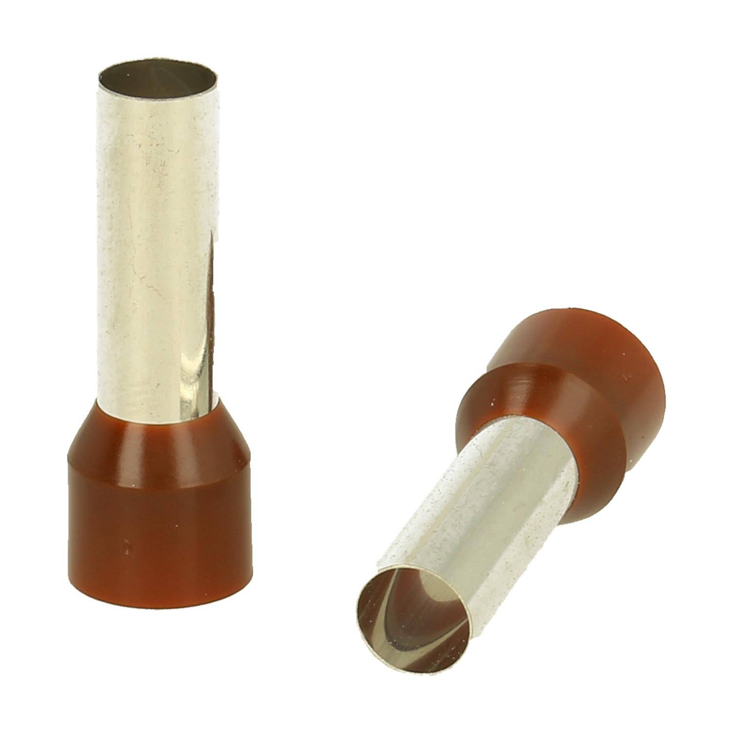 Zwei braune isolierte Ferrules mit Metallröhren, eine aufrecht stehend und eine liegend, verwendet zum Abschließen von elektrischen Kabeln.