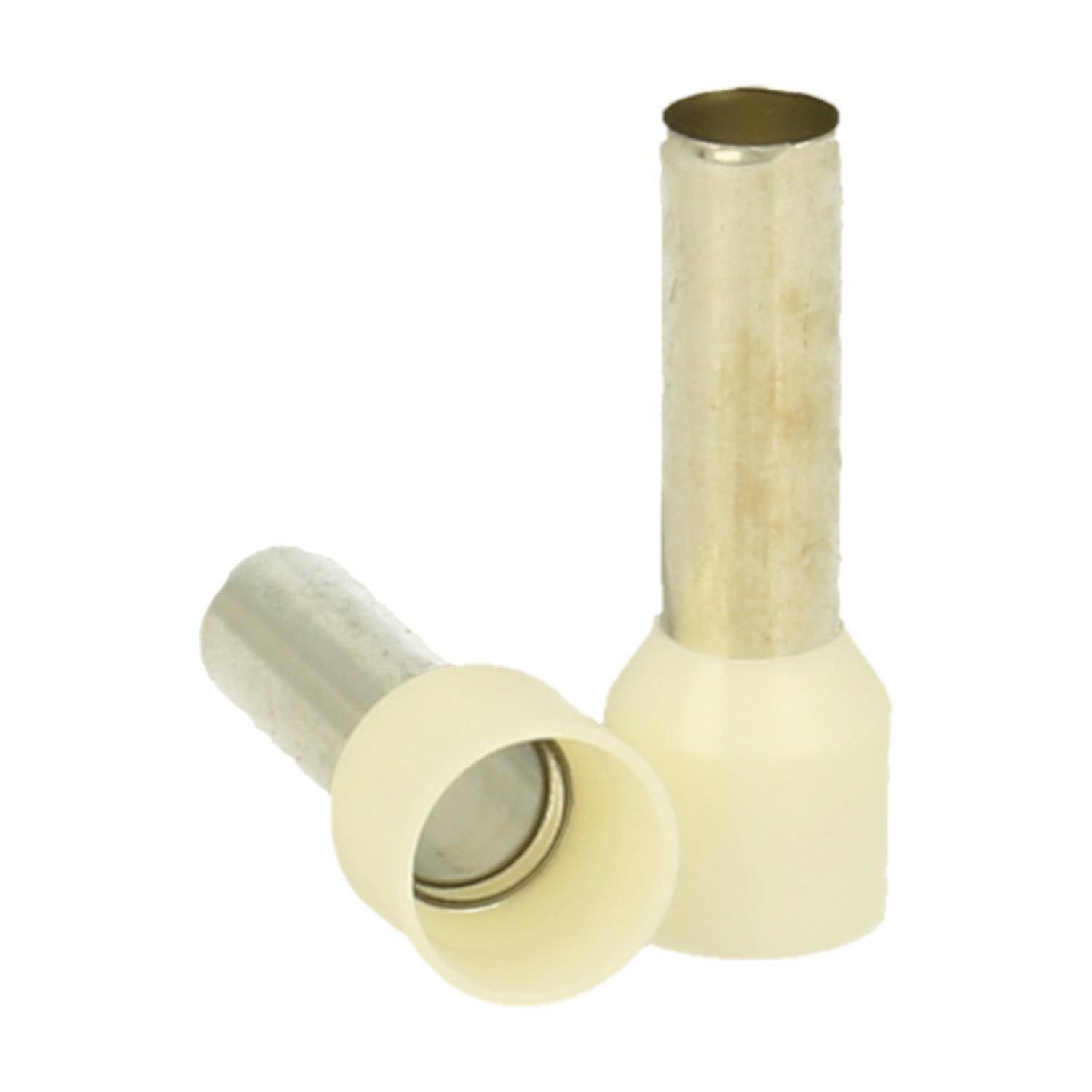 Zwei isolierte Kabelendhülsen, eine aufrecht stehend und die andere auf der Seite liegend, die metallische Innenbereiche und beige Isolierung zeigen.