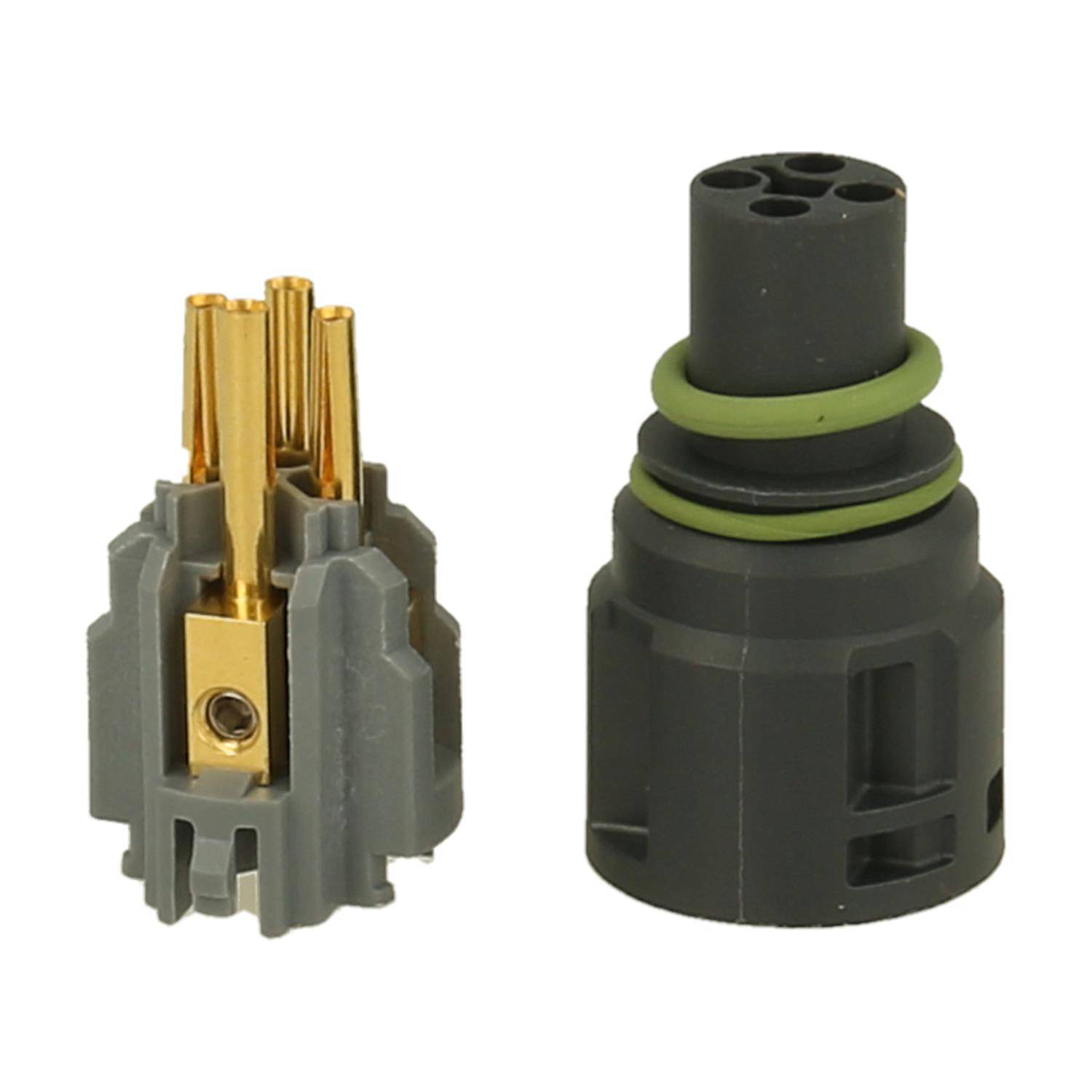 Ein Nahaufnahmefoto eines grauen und goldenen elektrischen Steckverbinders mit einer grünen Gummidichtung, der für automotive oder industrielle Anwendungen entwickelt wurde.