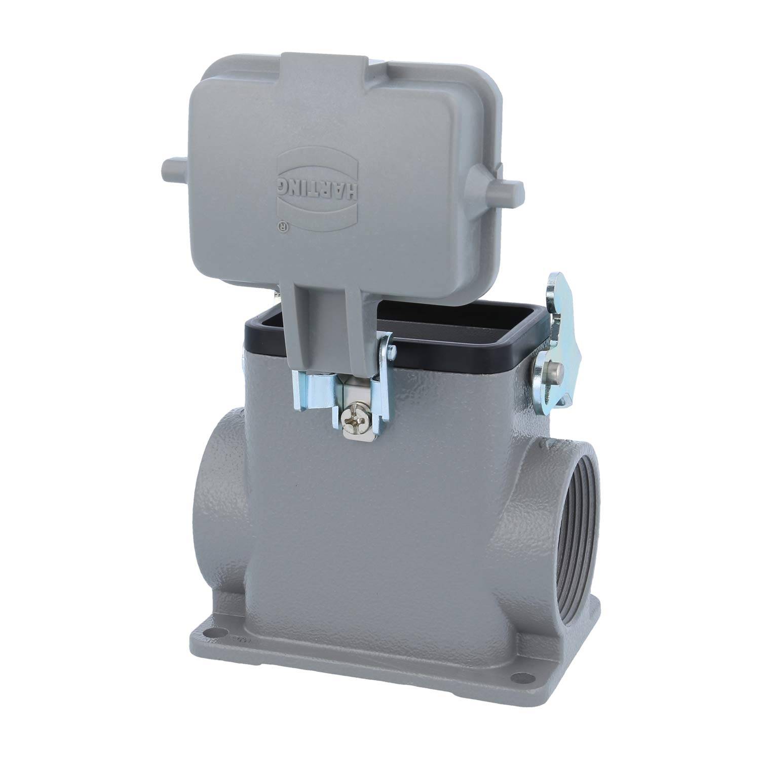 Metallische elektrische Anschlussdose mit geschlossenem Deckel, versehen mit verschraubten Leitungsöffnungen an den Seiten und einem Verschlussmechanismus an der Vorderseite.