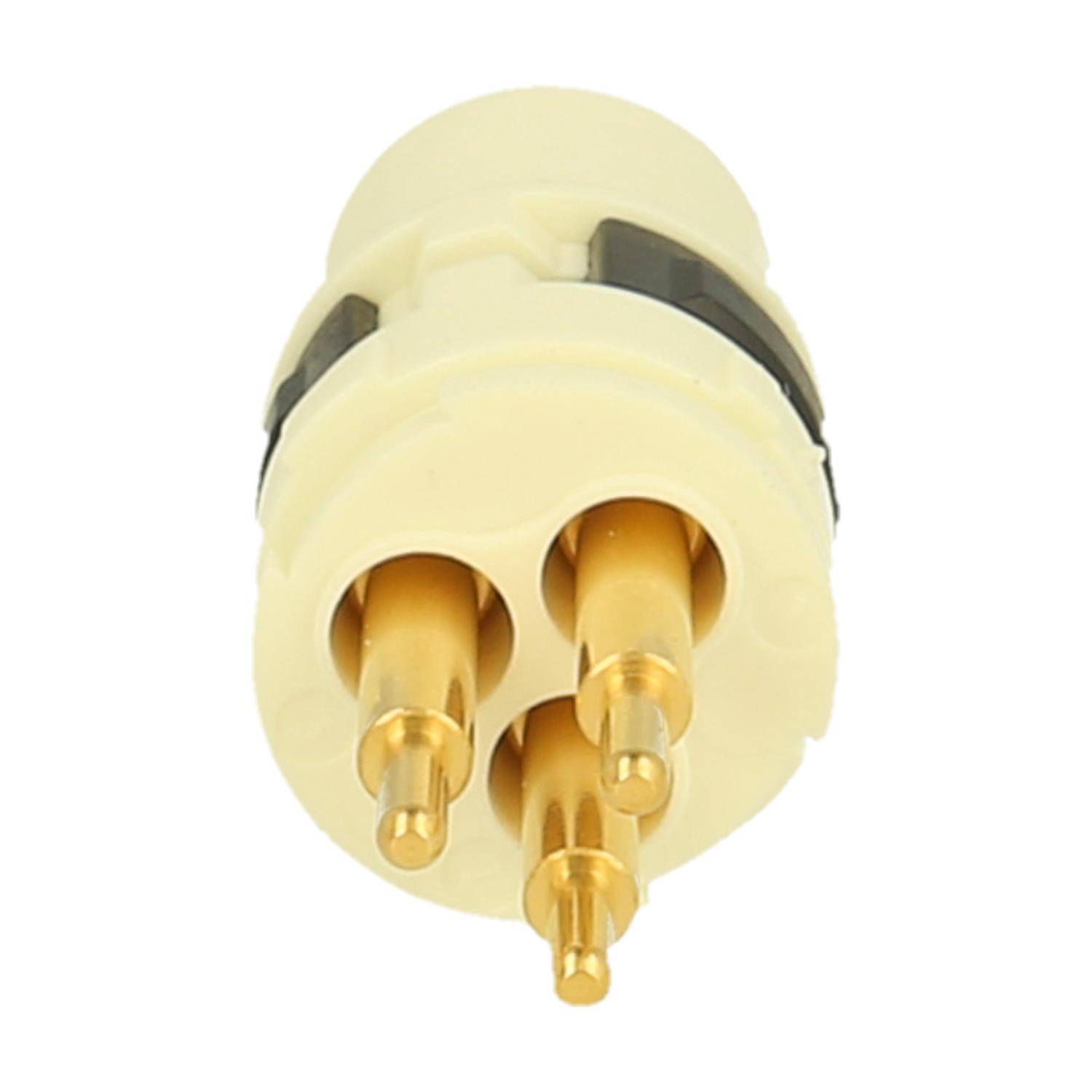 Ein beige dreizackiger elektrischer Stecker mit zylindrischen Messingverbindern, konzipiert für den Anschluss von professioneller Audioausrüstung.